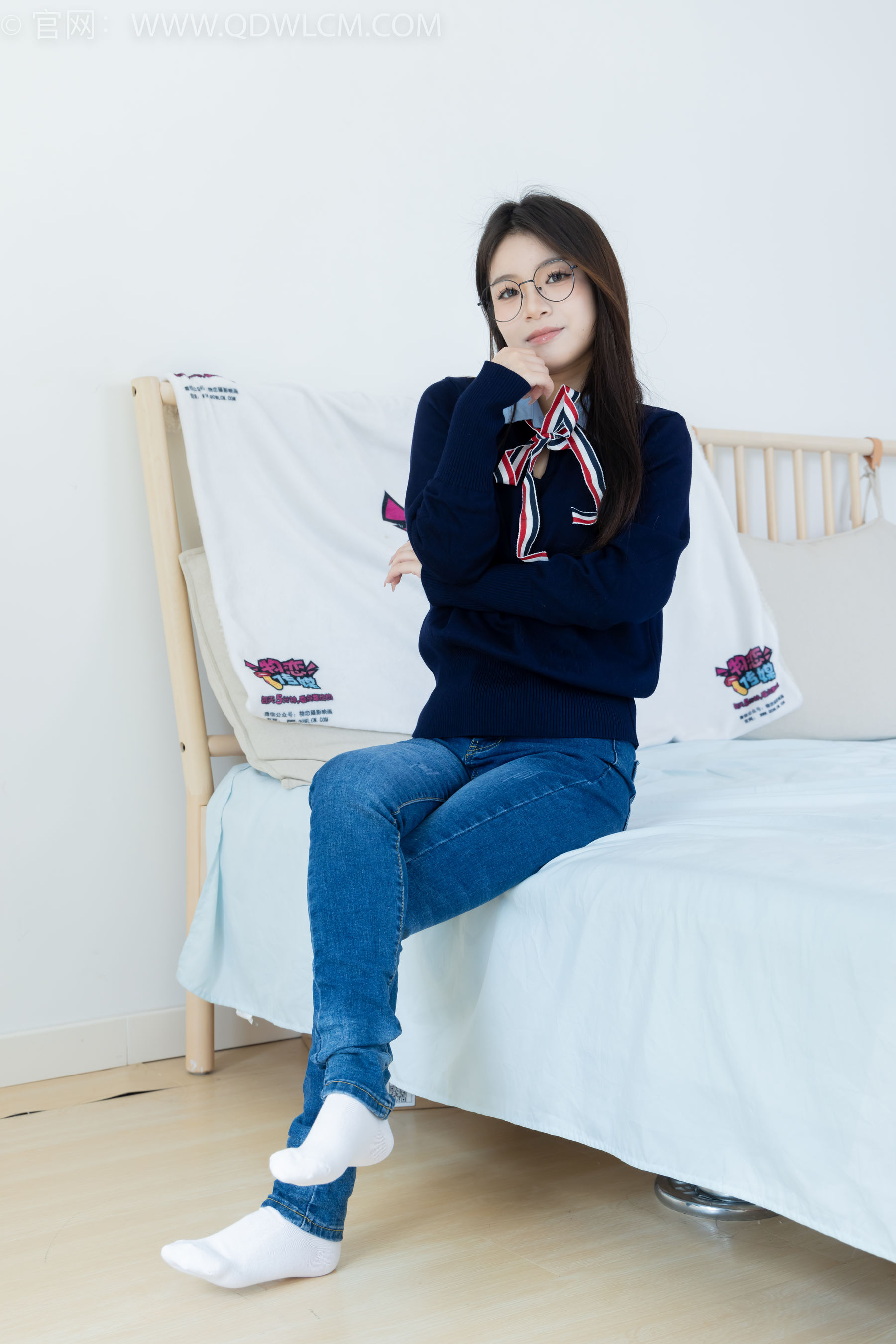 物恋传媒 No.2379 闪闪 - 帆布鞋、白棉袜、厚白丝小腿袜、裸足/(160P)