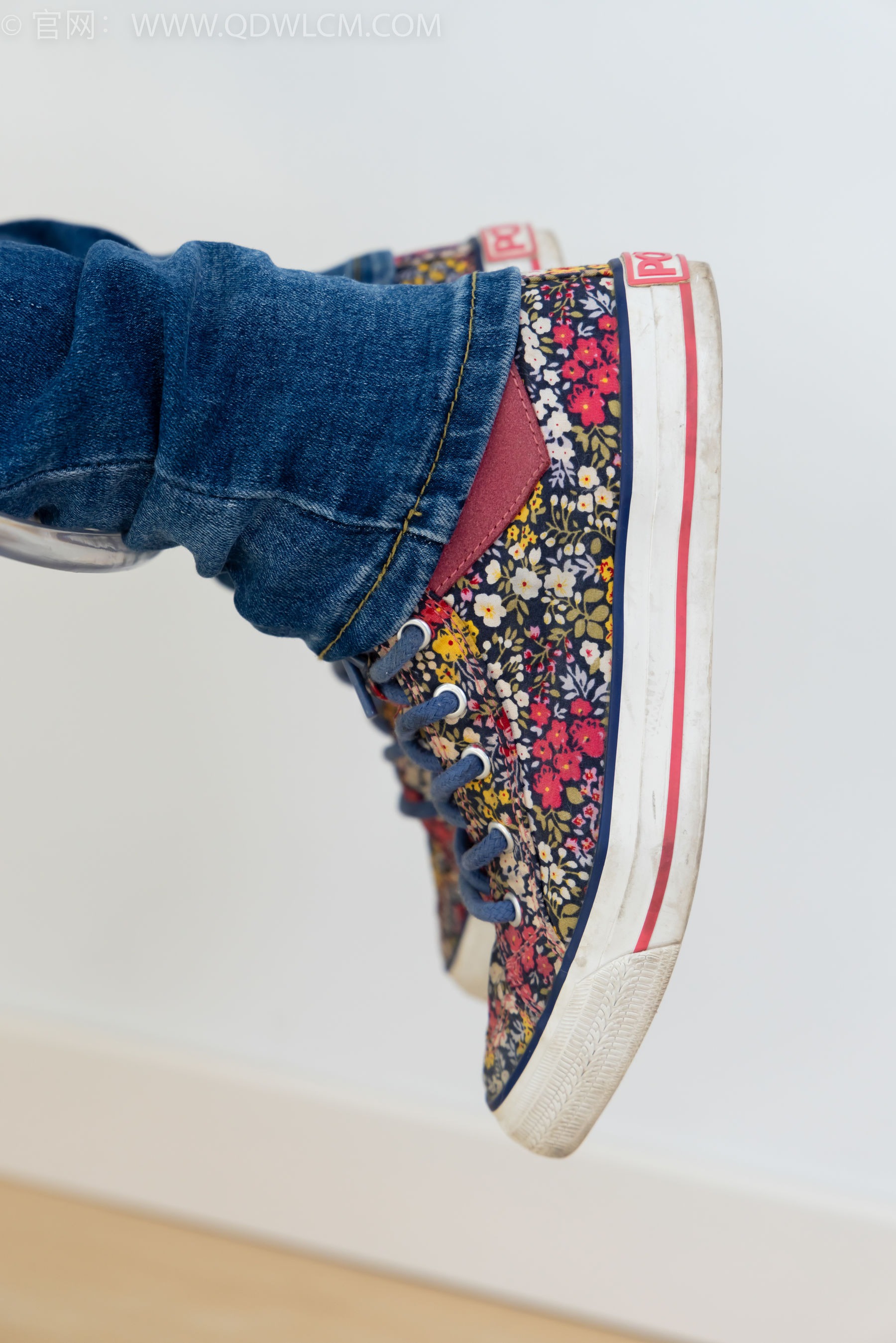 物恋传媒 No.2379 闪闪 - 帆布鞋、白棉袜、厚白丝小腿袜、裸足/(160P)