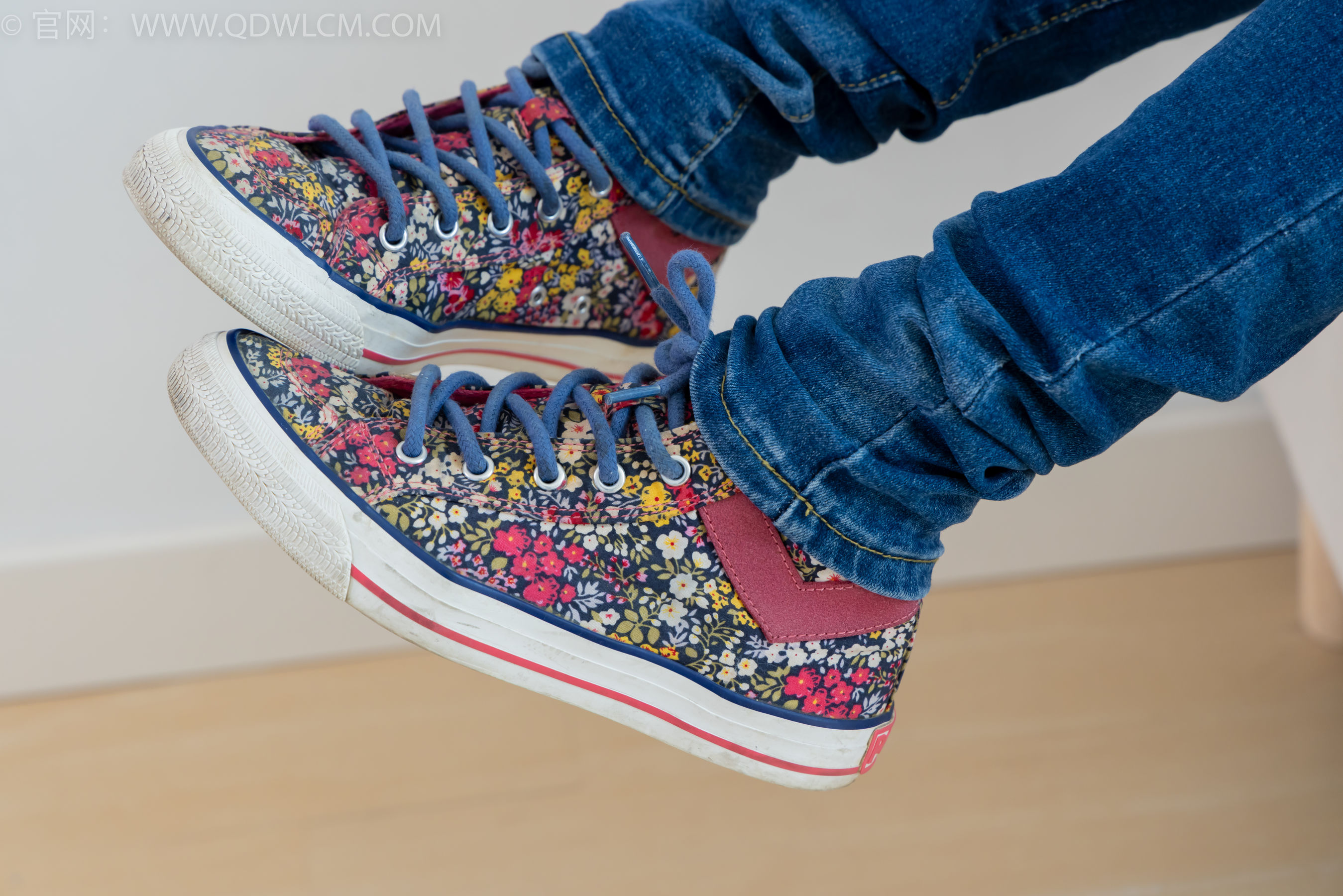 物恋传媒 No.2379 闪闪 - 帆布鞋、白棉袜、厚白丝小腿袜、裸足/(160P)