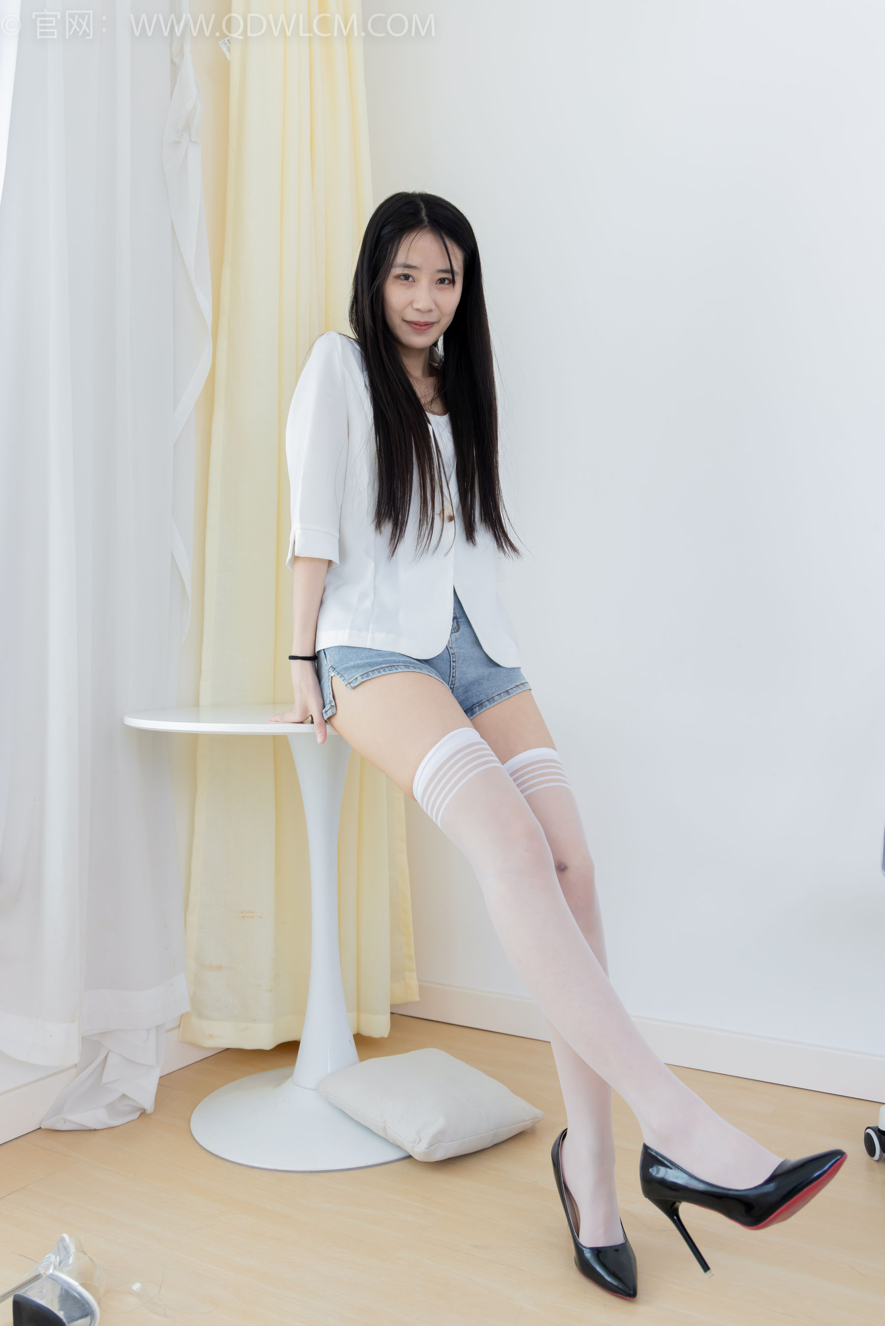 物恋传媒 No.2376 菜菜 - 三双鞋子、过膝白丝、过膝肉丝、过膝黑丝/(155P)