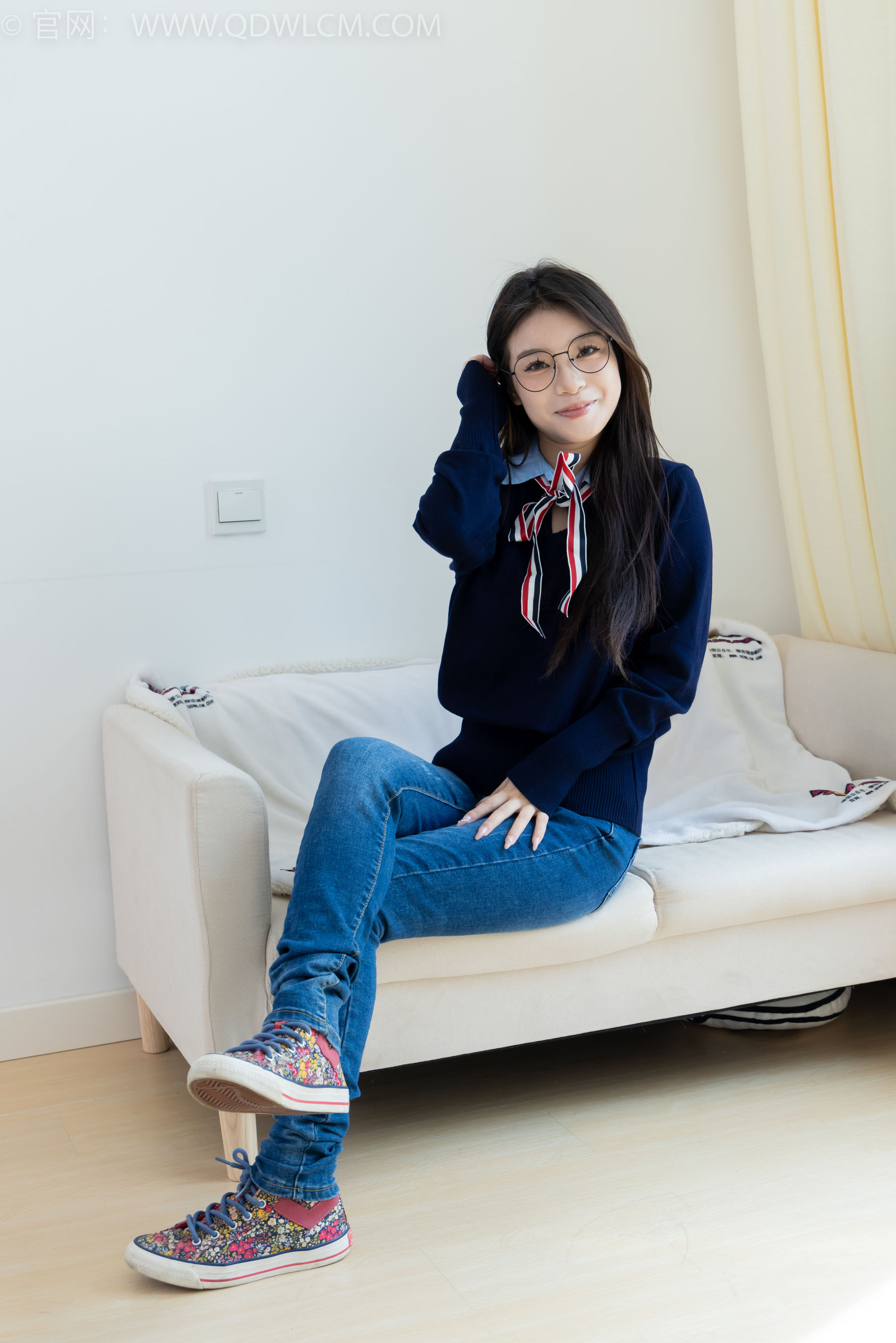 物恋传媒 No.2379 闪闪 - 帆布鞋、白棉袜、厚白丝小腿袜、裸足/(160P)