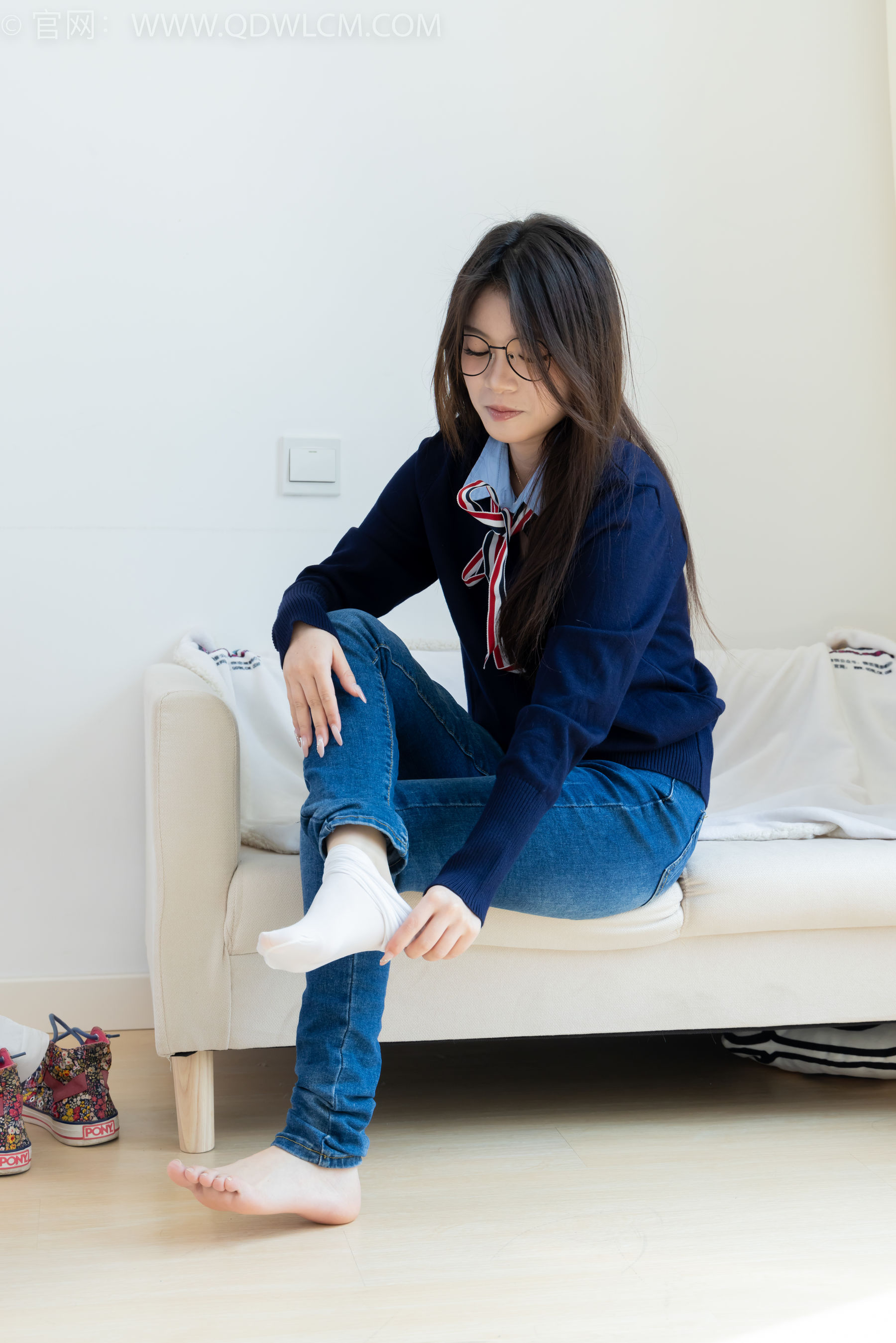 物恋传媒 No.2379 闪闪 - 帆布鞋、白棉袜、厚白丝小腿袜、裸足/(160P)