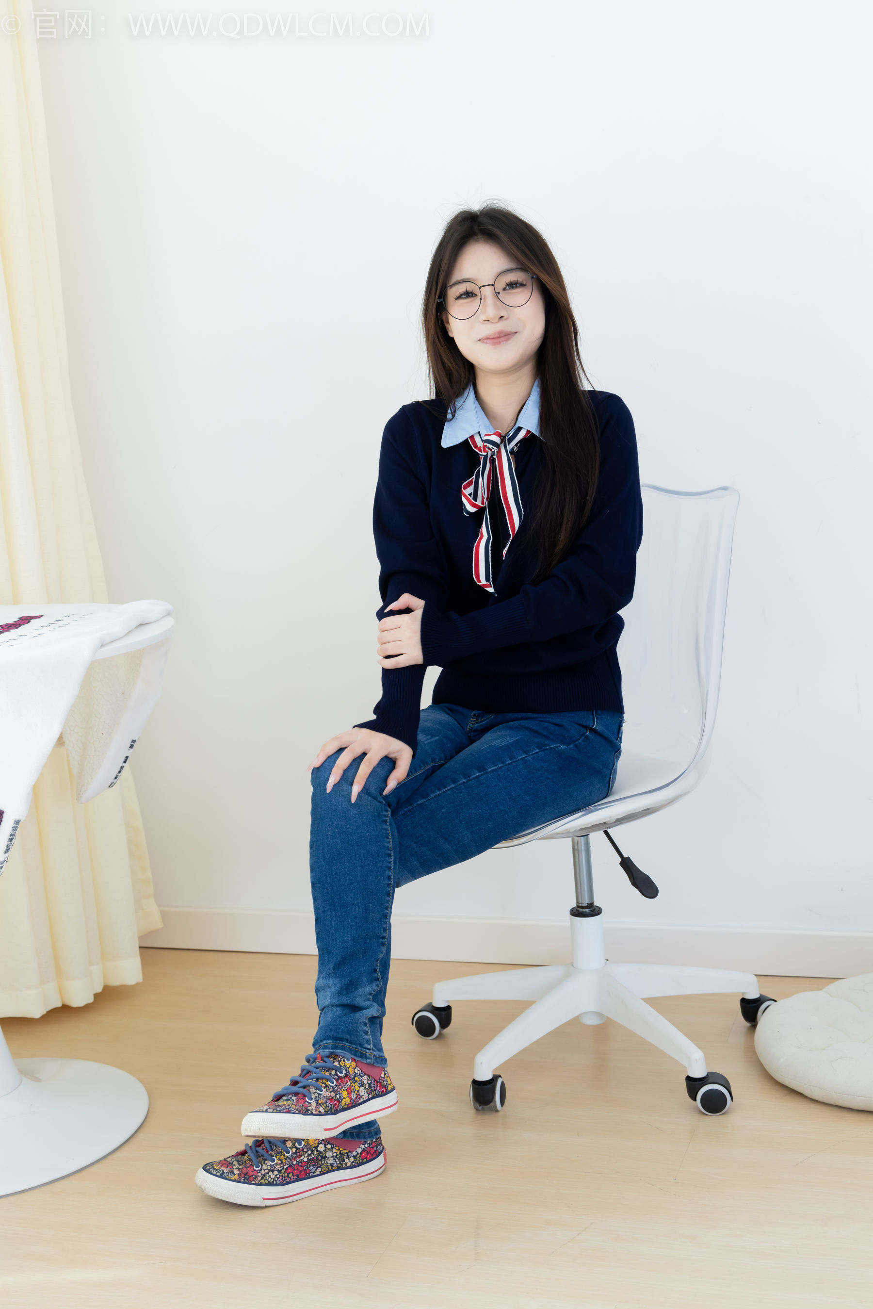 物恋传媒 No.2379 闪闪 - 帆布鞋、白棉袜、厚白丝小腿袜、裸足/(160P)