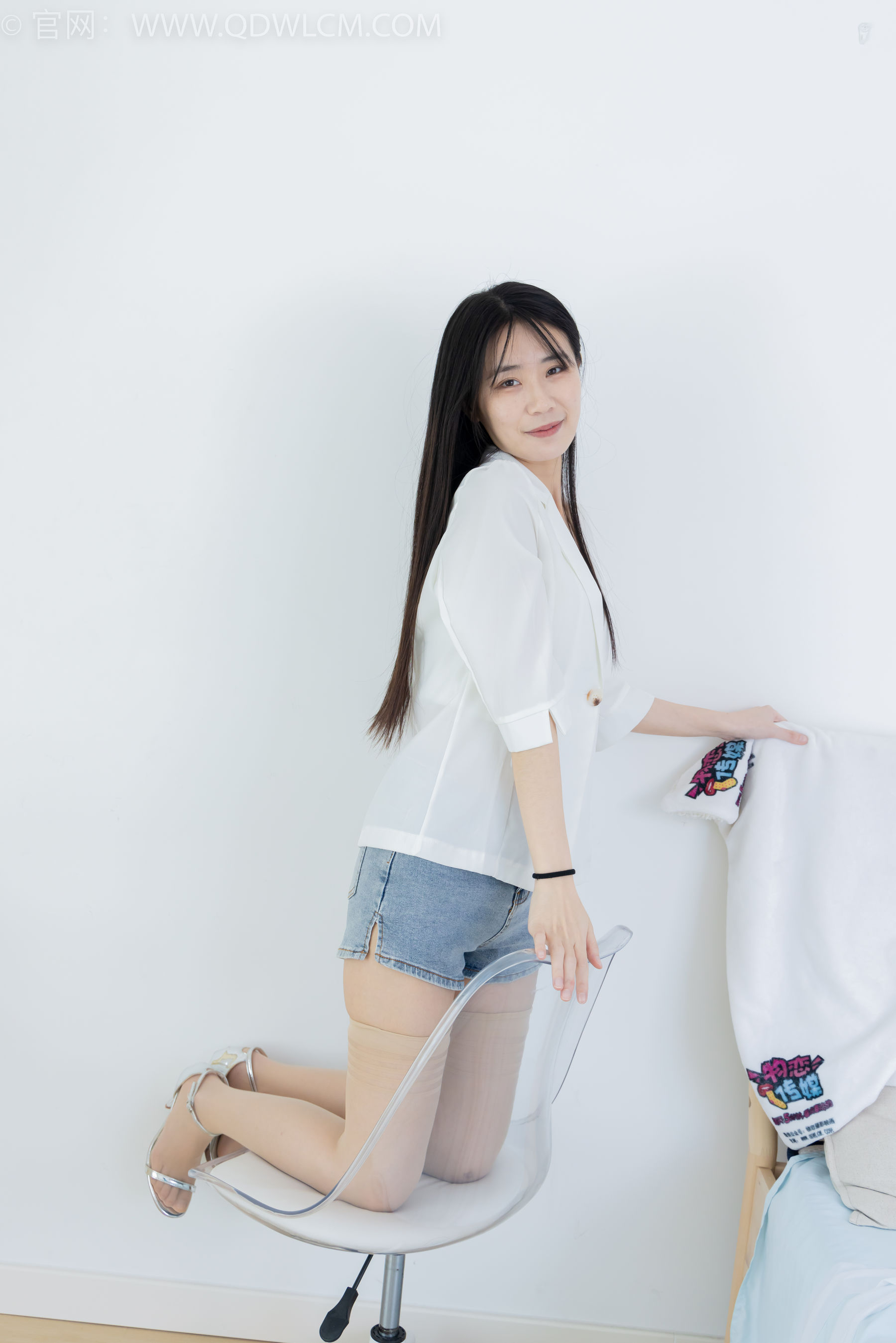 物恋传媒 No.2376 菜菜 - 三双鞋子、过膝白丝、过膝肉丝、过膝黑丝/(155P)