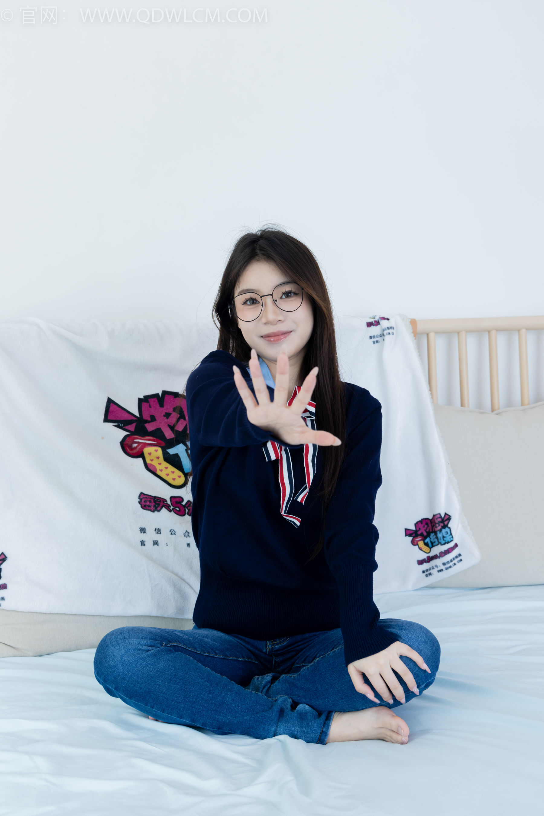 物恋传媒 No.2379 闪闪 - 帆布鞋、白棉袜、厚白丝小腿袜、裸足/(160P)