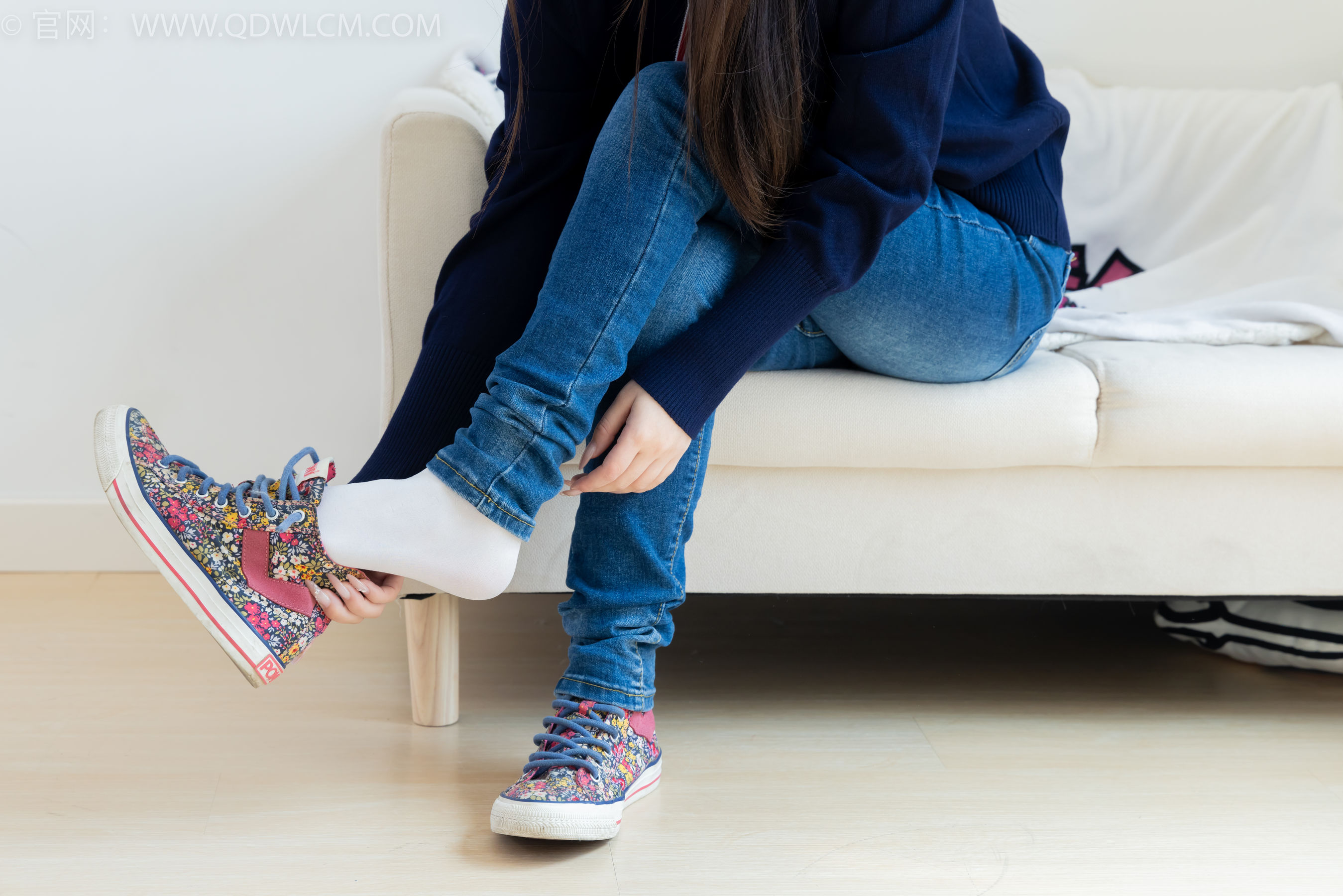 物恋传媒 No.2379 闪闪 - 帆布鞋、白棉袜、厚白丝小腿袜、裸足/(160P)