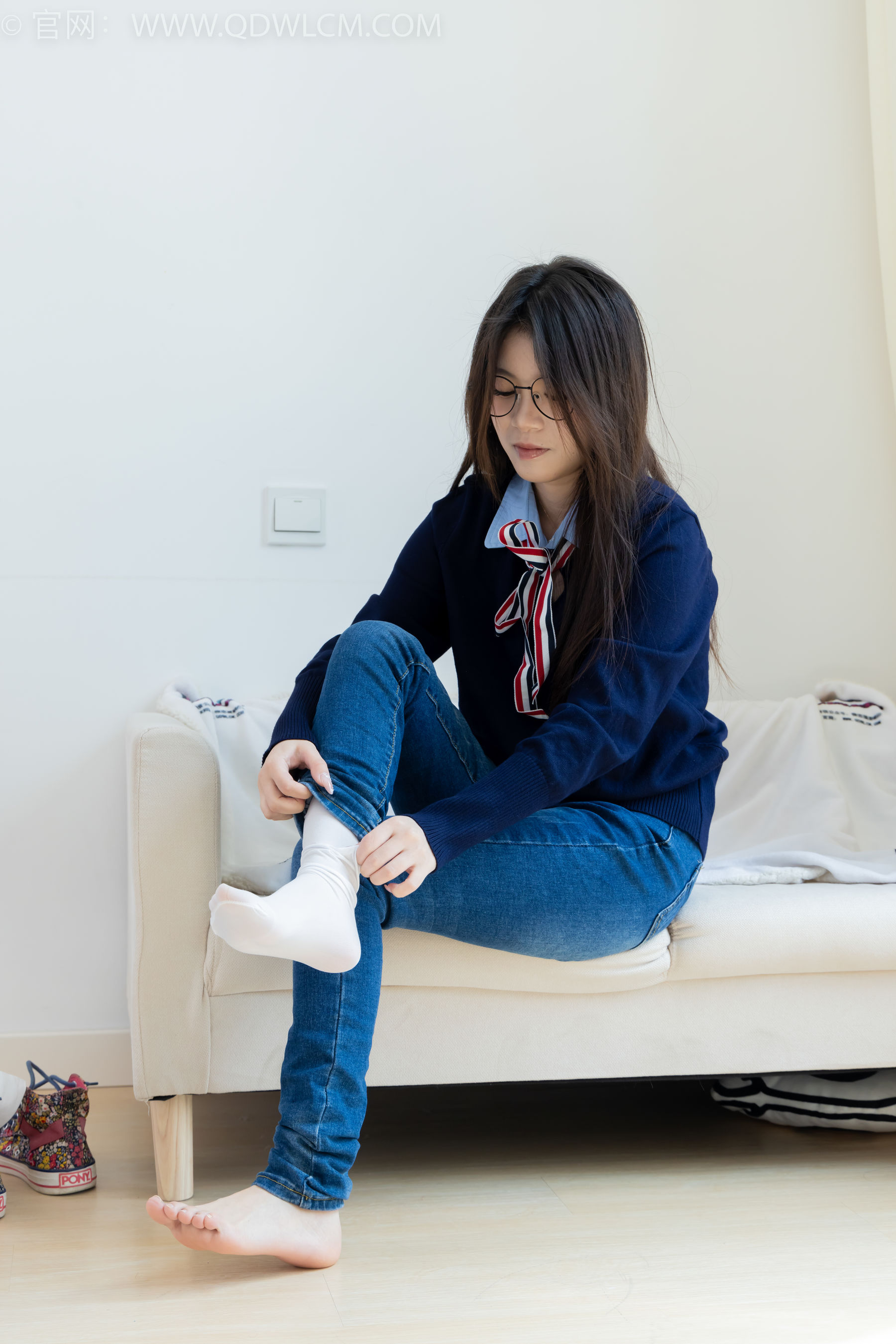 物恋传媒 No.2379 闪闪 - 帆布鞋、白棉袜、厚白丝小腿袜、裸足/(160P)