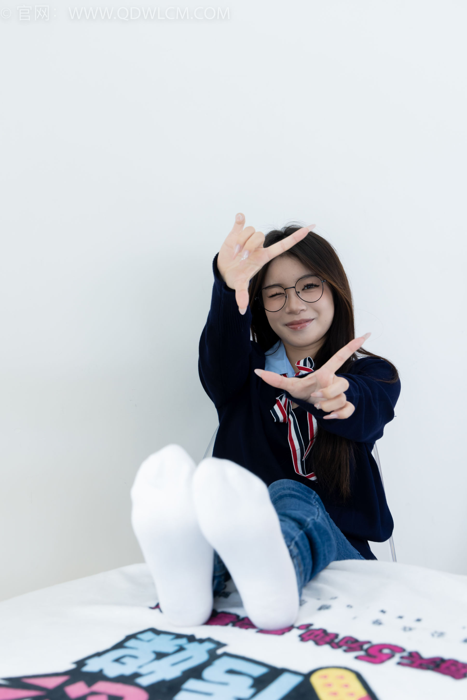 物恋传媒 No.2379 闪闪 - 帆布鞋、白棉袜、厚白丝小腿袜、裸足/(160P)