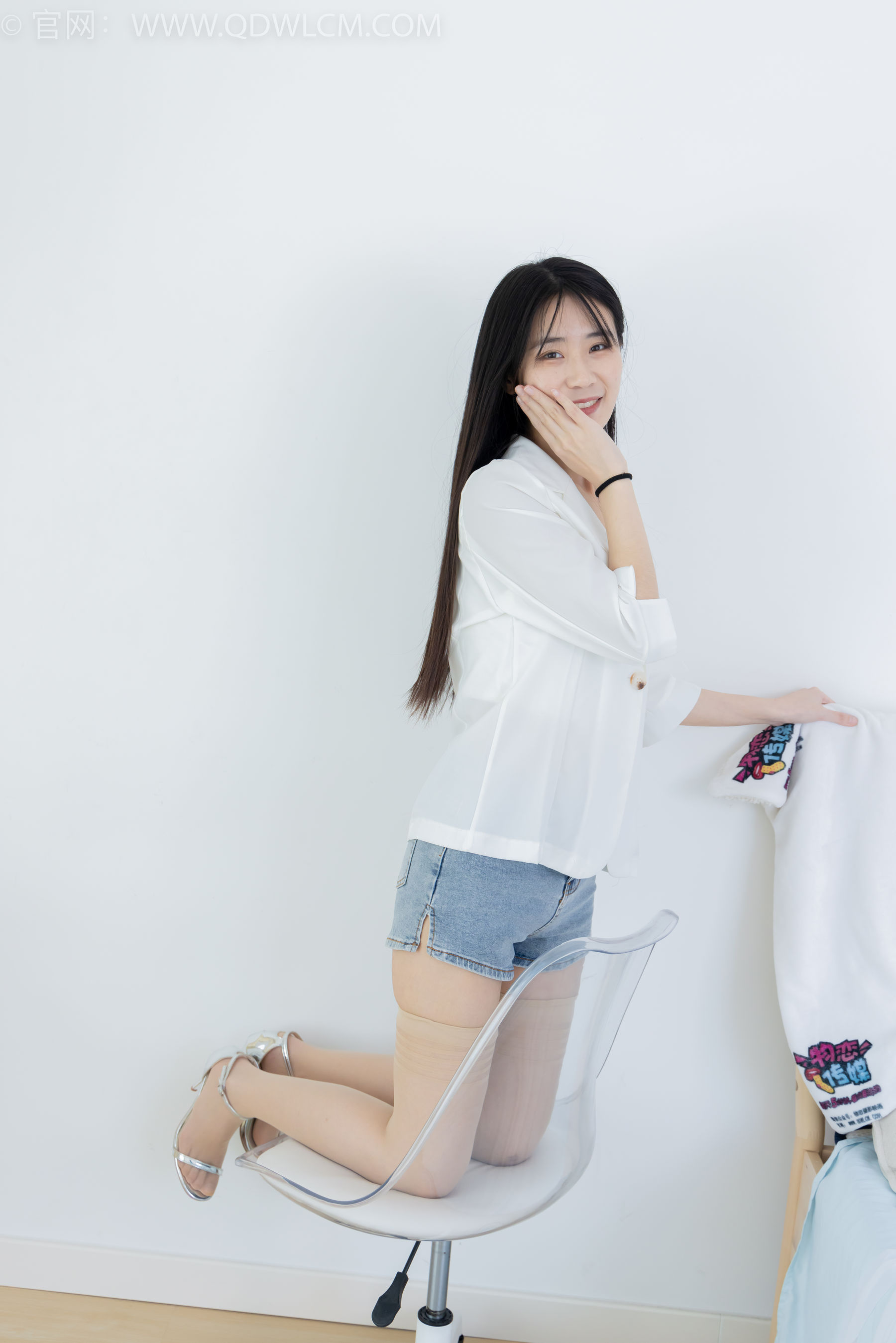 物恋传媒 No.2376 菜菜 - 三双鞋子、过膝白丝、过膝肉丝、过膝黑丝/(155P)