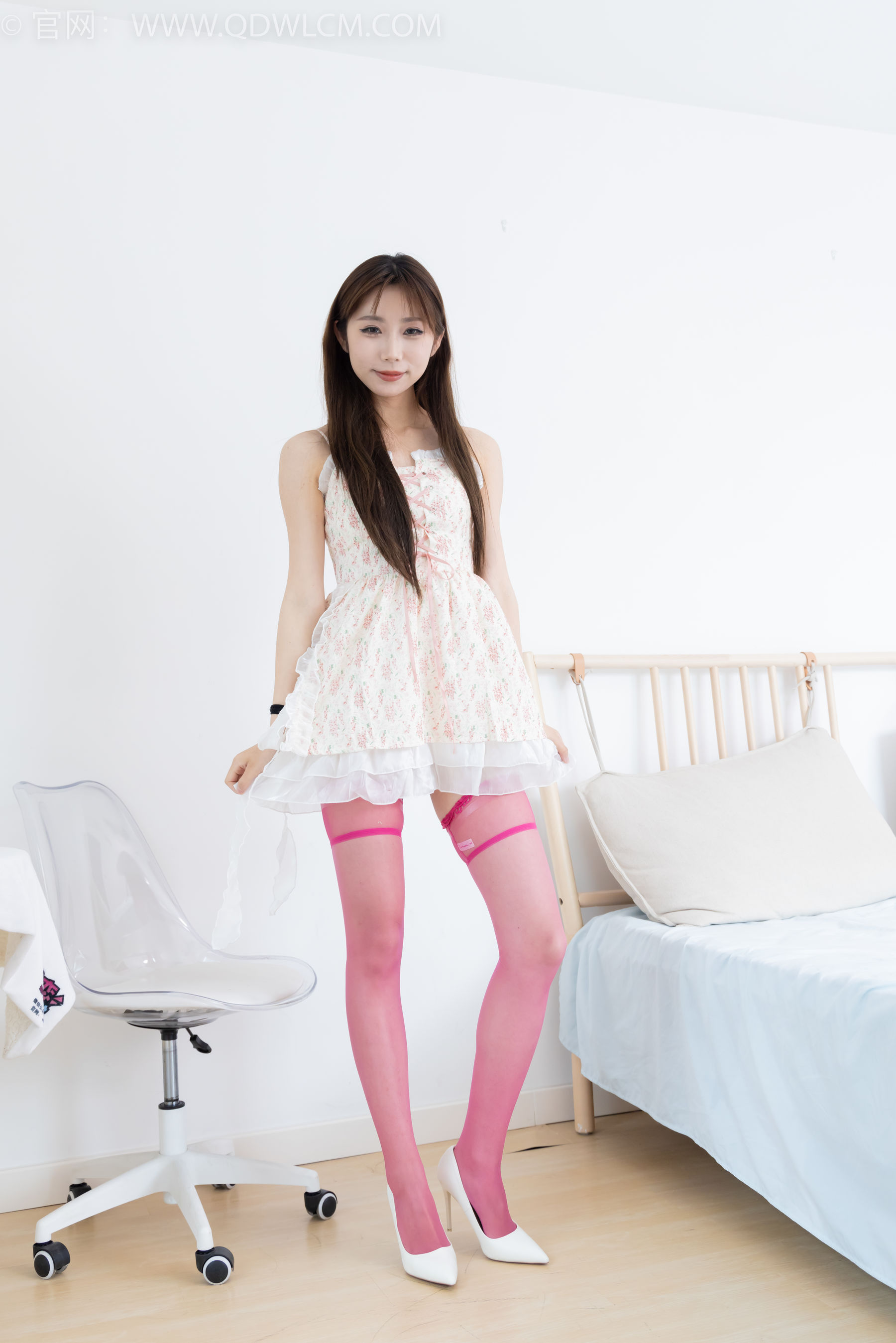 物恋传媒 No.2377 泡泡 - 高跟鞋、粉丝过膝丝袜/(185P)