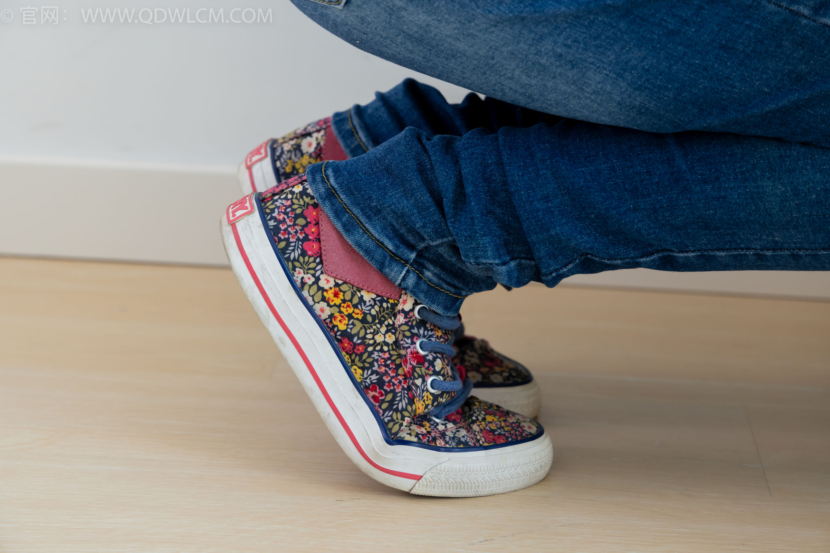 物恋传媒 No.2379 闪闪 - 帆布鞋、白棉袜、厚白丝小腿袜、裸足/(160P)