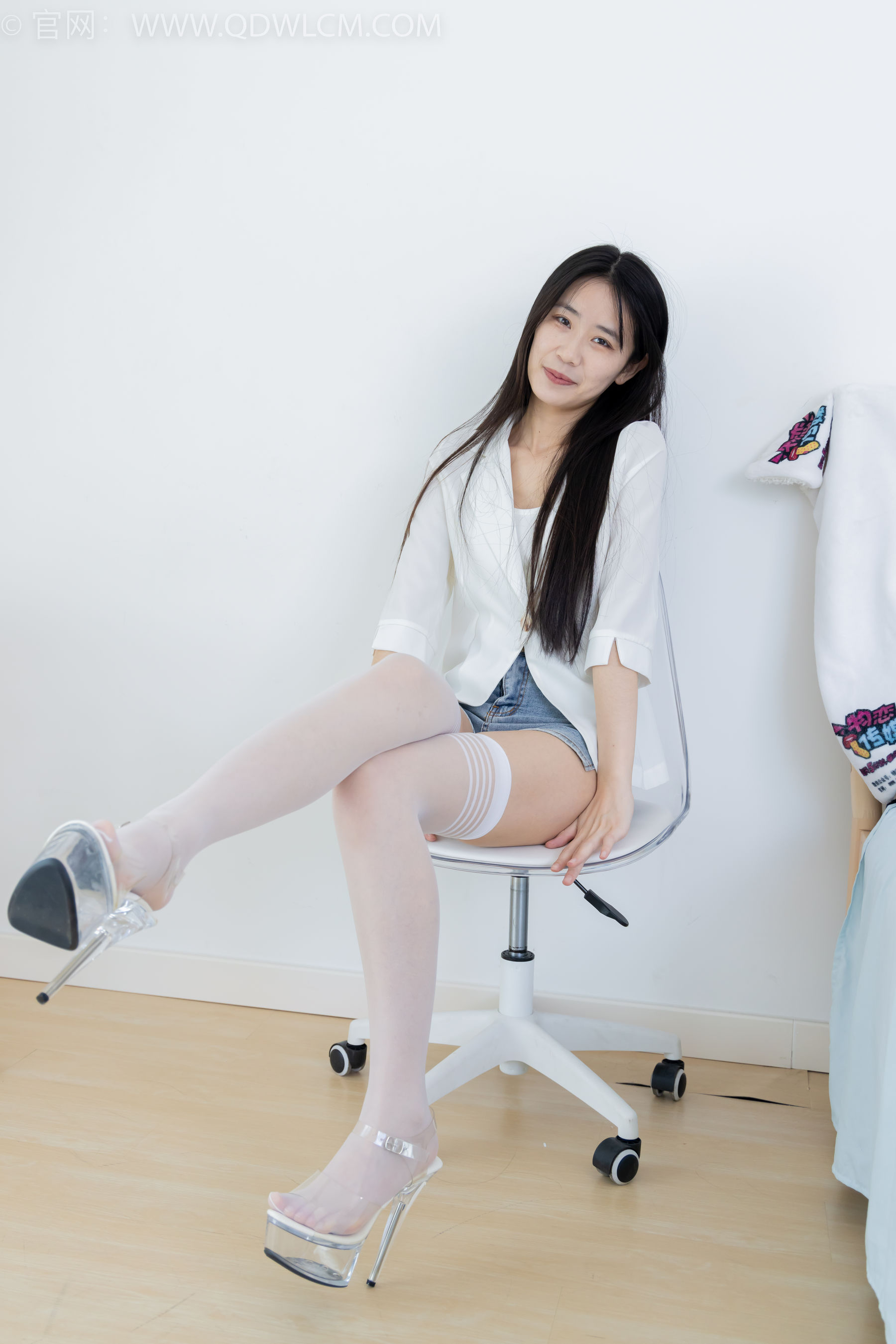 物恋传媒 No.2376 菜菜 - 三双鞋子、过膝白丝、过膝肉丝、过膝黑丝/(155P)