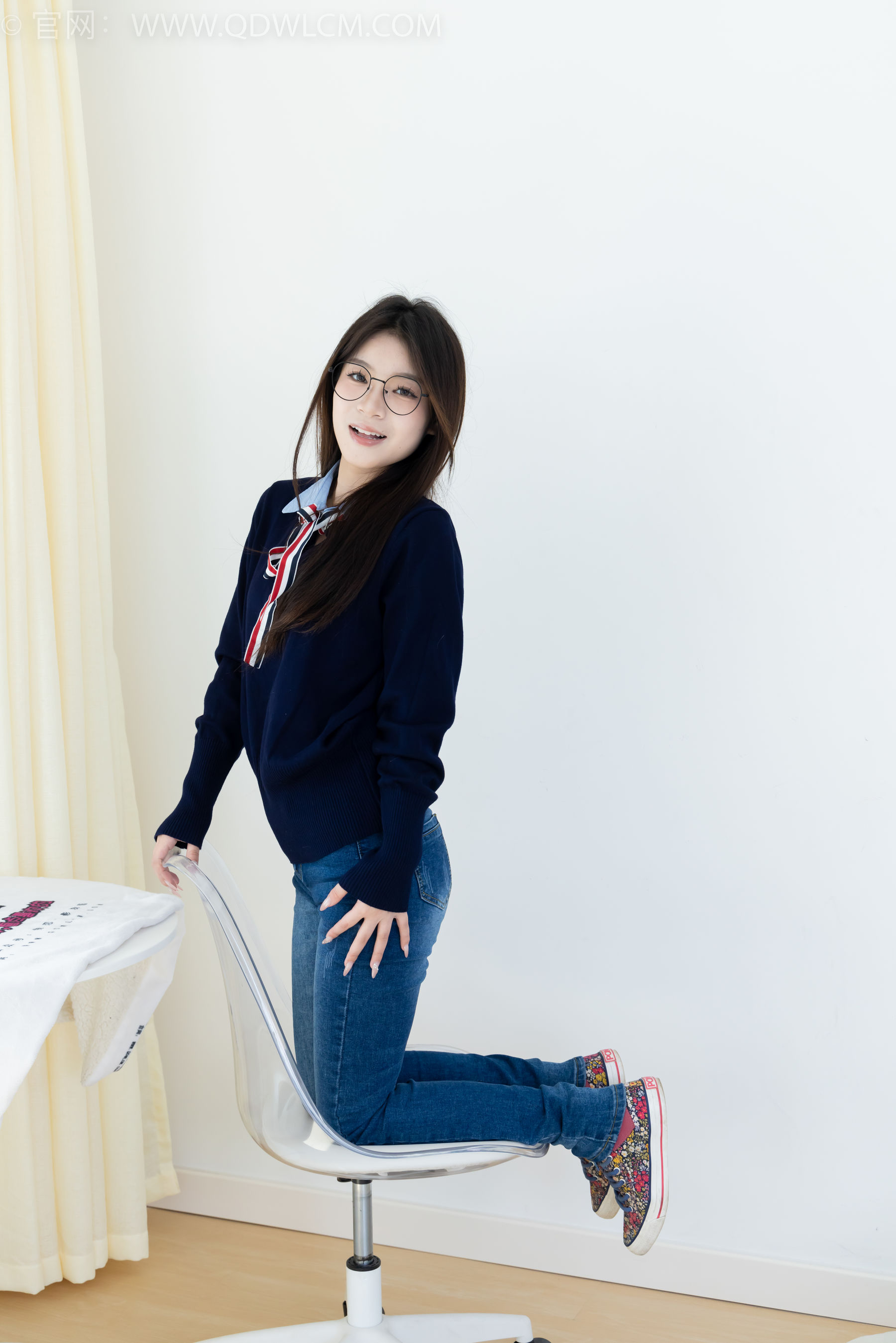 物恋传媒 No.2379 闪闪 - 帆布鞋、白棉袜、厚白丝小腿袜、裸足/(160P)