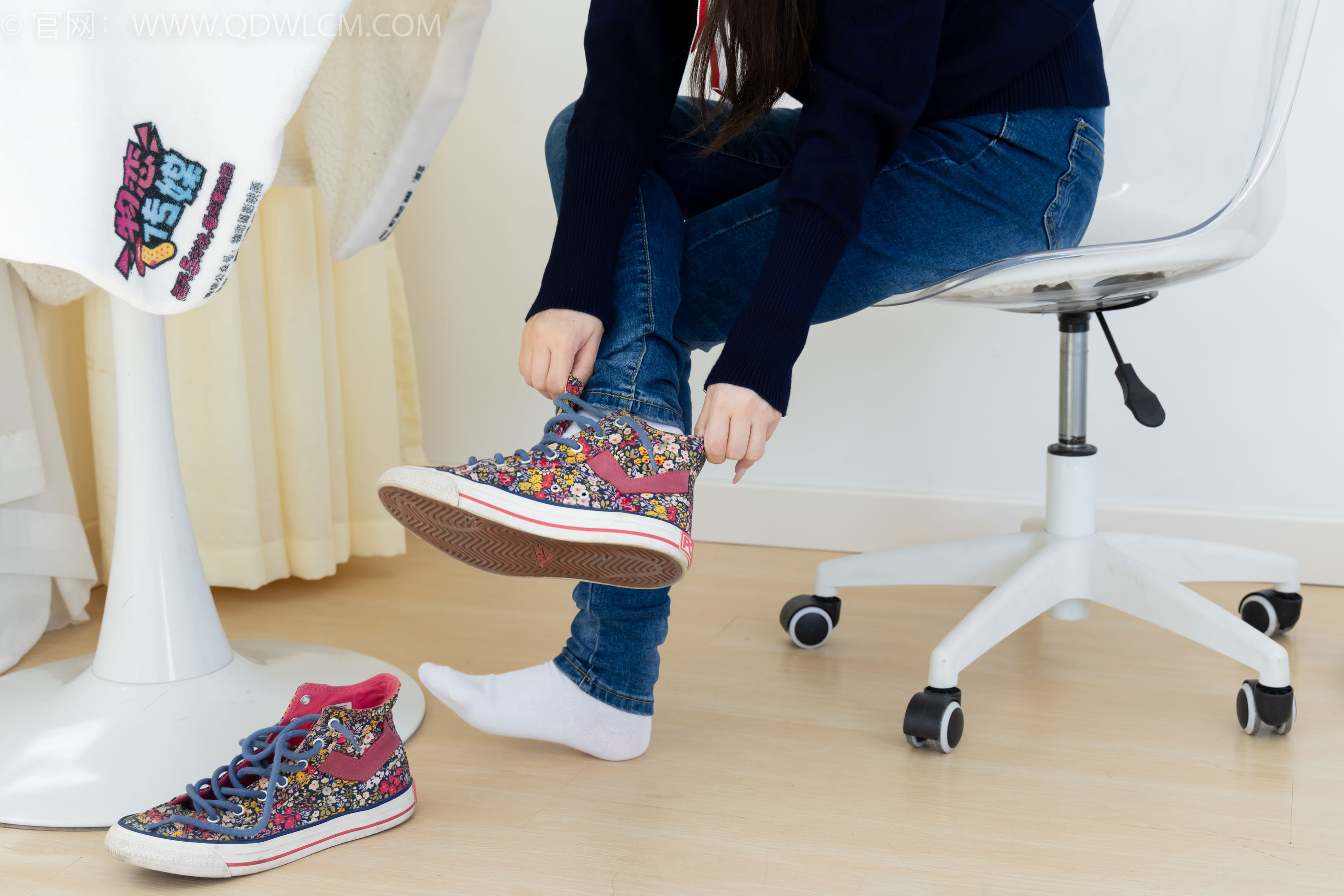 物恋传媒 No.2379 闪闪 - 帆布鞋、白棉袜、厚白丝小腿袜、裸足/(160P)