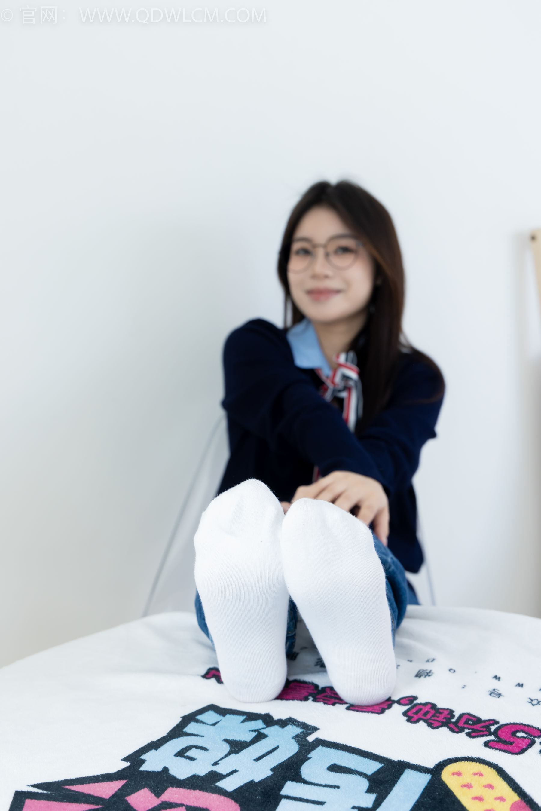 物恋传媒 No.2379 闪闪 - 帆布鞋、白棉袜、厚白丝小腿袜、裸足/(160P)