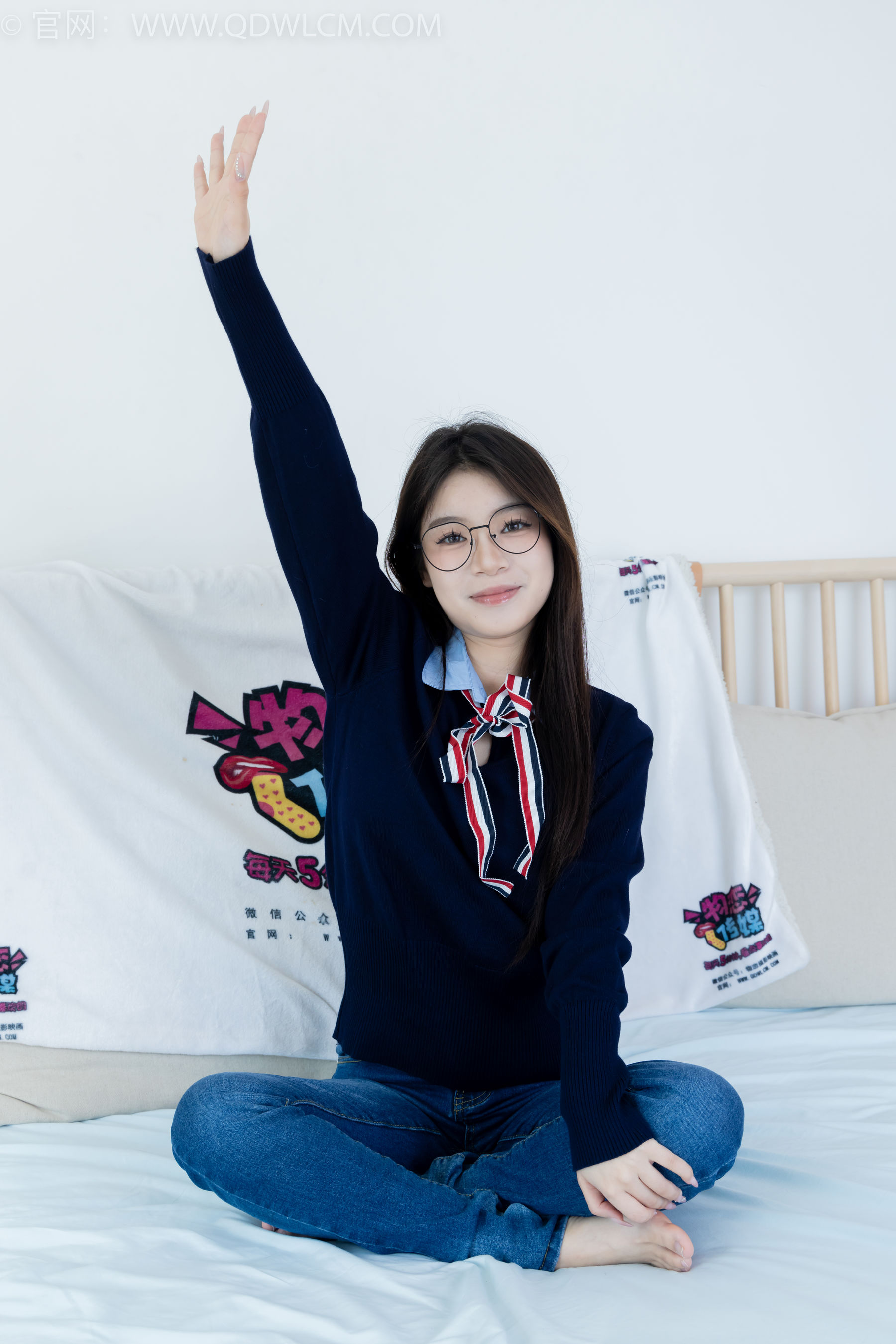 物恋传媒 No.2379 闪闪 - 帆布鞋、白棉袜、厚白丝小腿袜、裸足/(160P)