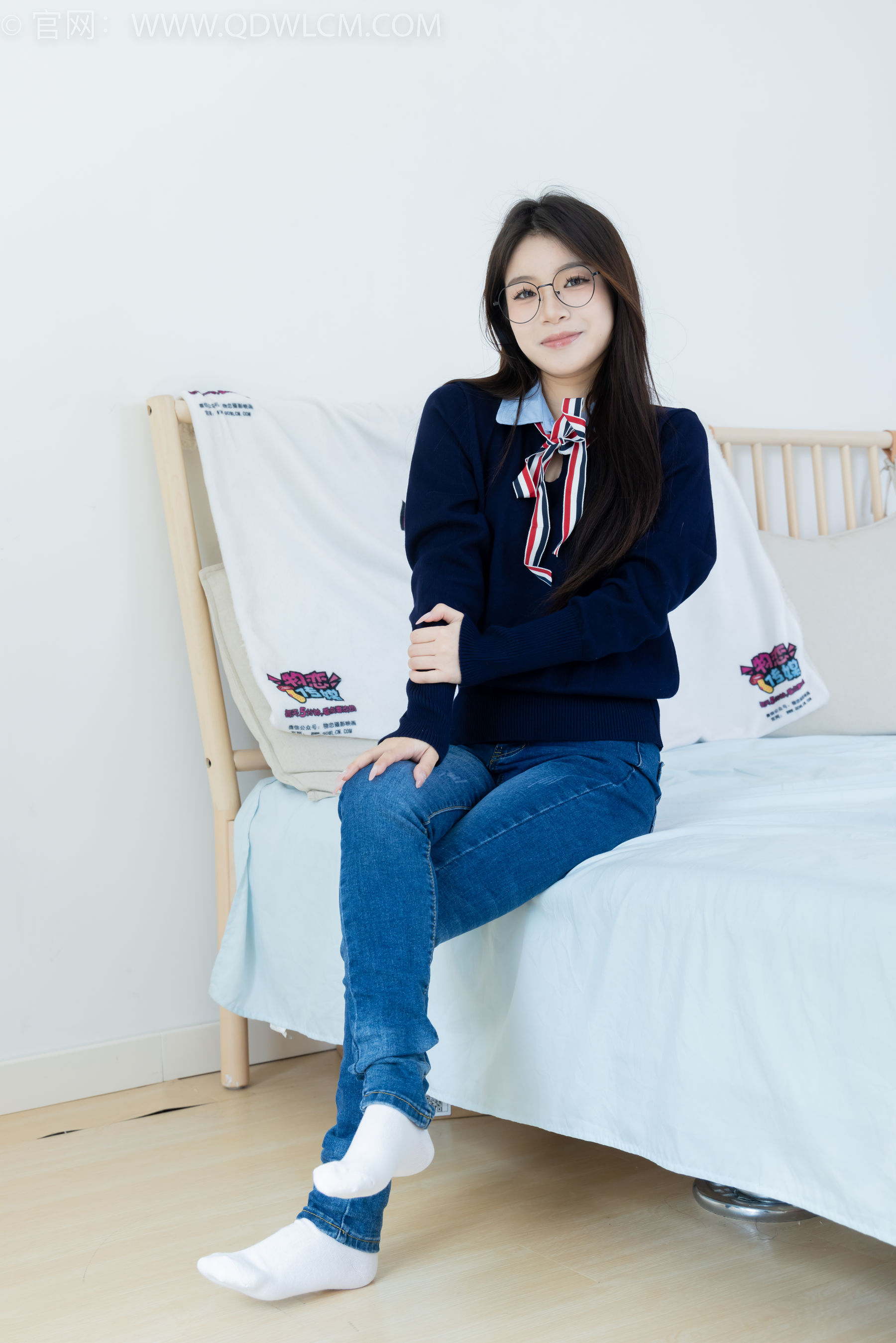 物恋传媒 No.2379 闪闪 - 帆布鞋、白棉袜、厚白丝小腿袜、裸足/(160P)