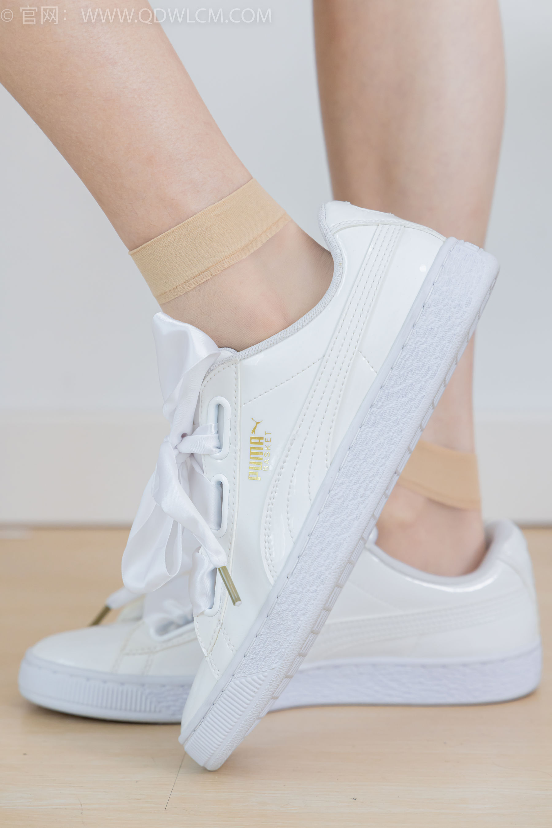 物恋传媒 No.2381 茯苓 - 板鞋、短肉丝、裸足/(195P)