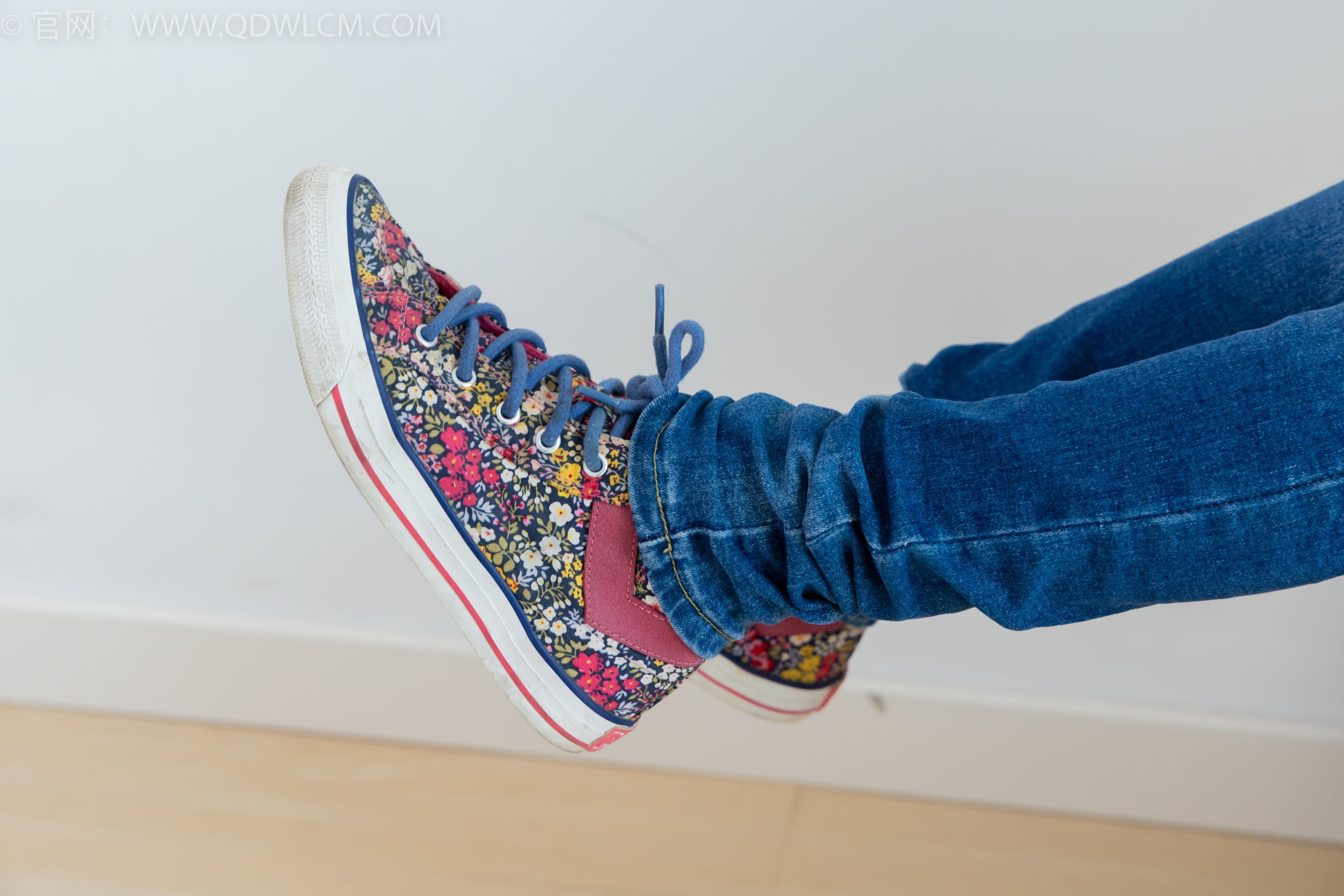 物恋传媒 No.2379 闪闪 - 帆布鞋、白棉袜、厚白丝小腿袜、裸足/(160P)