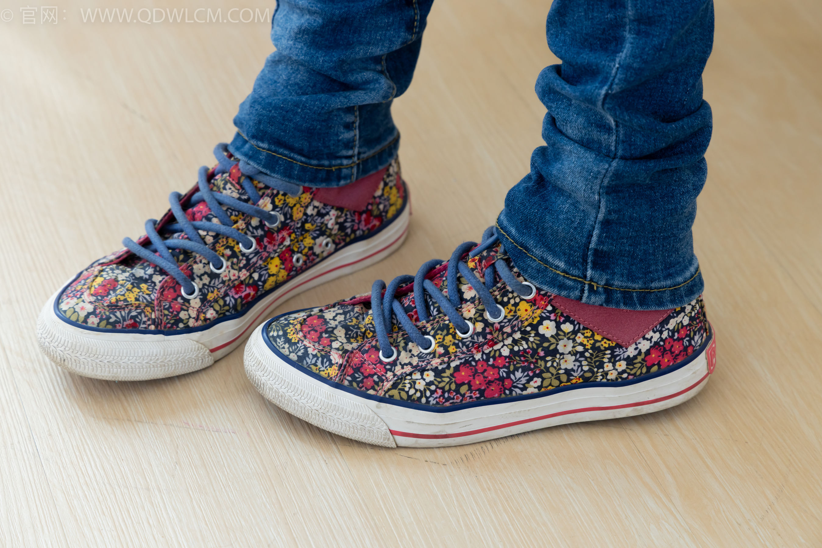 物恋传媒 No.2379 闪闪 - 帆布鞋、白棉袜、厚白丝小腿袜、裸足/(160P)