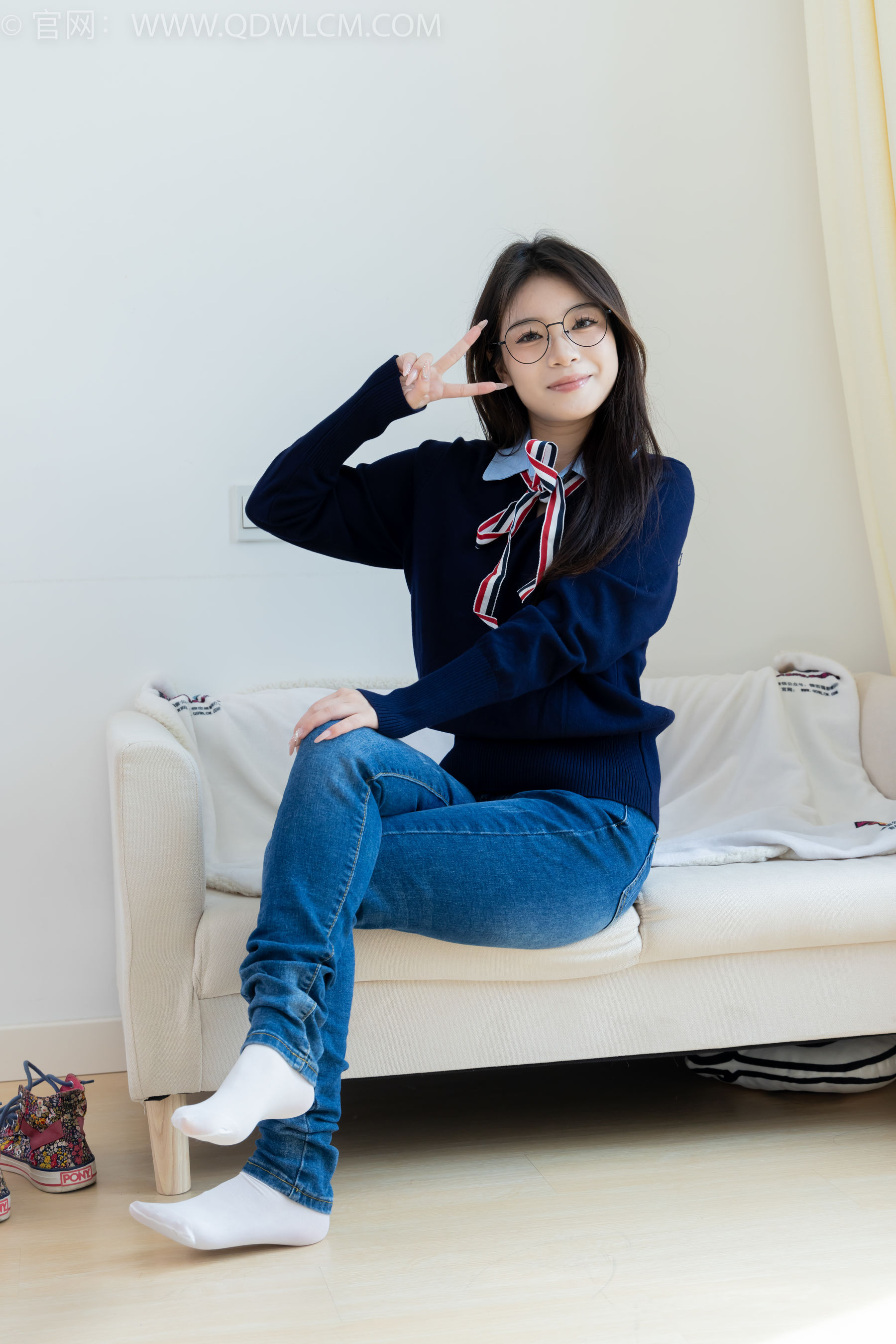 物恋传媒 No.2379 闪闪 - 帆布鞋、白棉袜、厚白丝小腿袜、裸足/(160P)