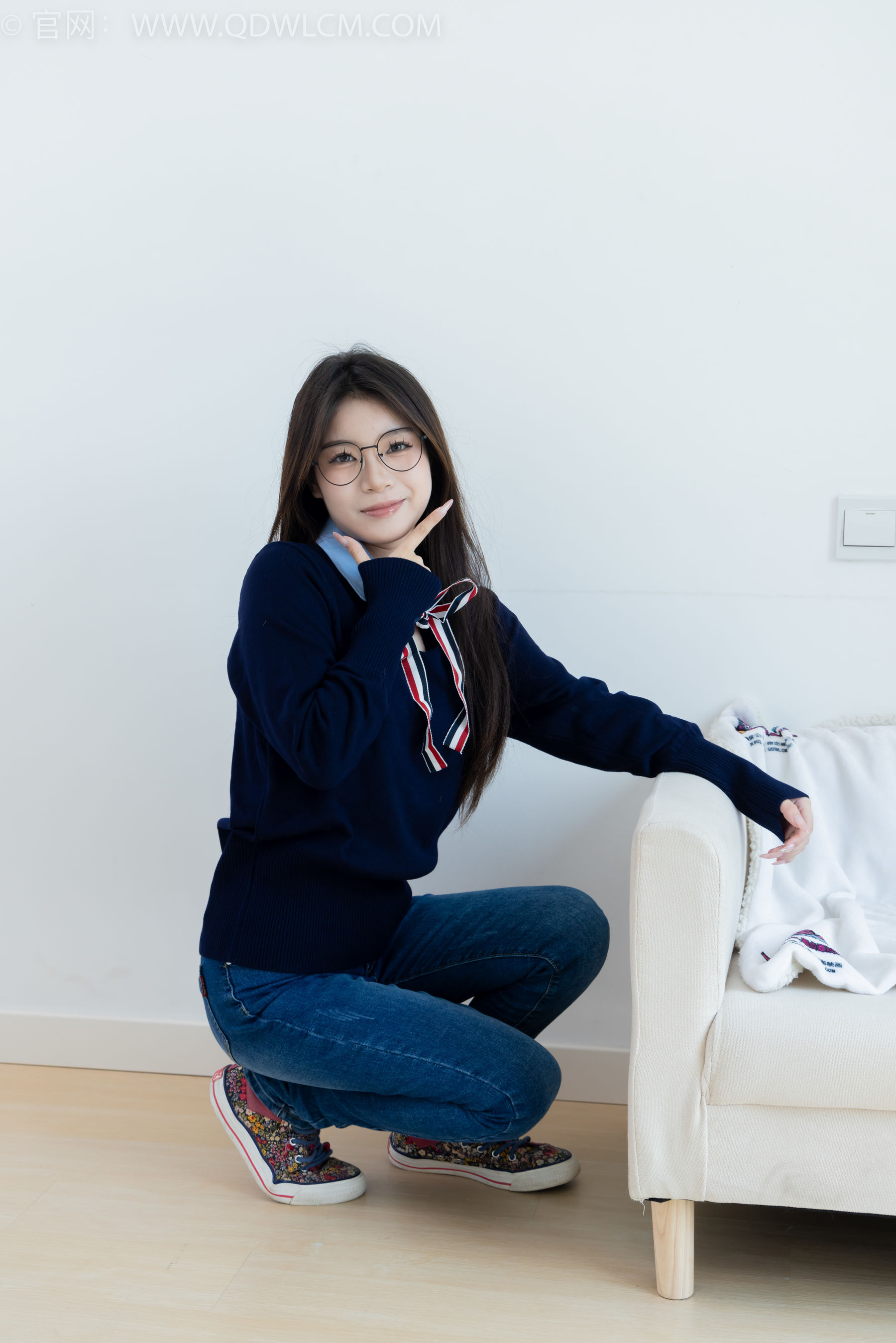 物恋传媒 No.2379 闪闪 - 帆布鞋、白棉袜、厚白丝小腿袜、裸足/(160P)