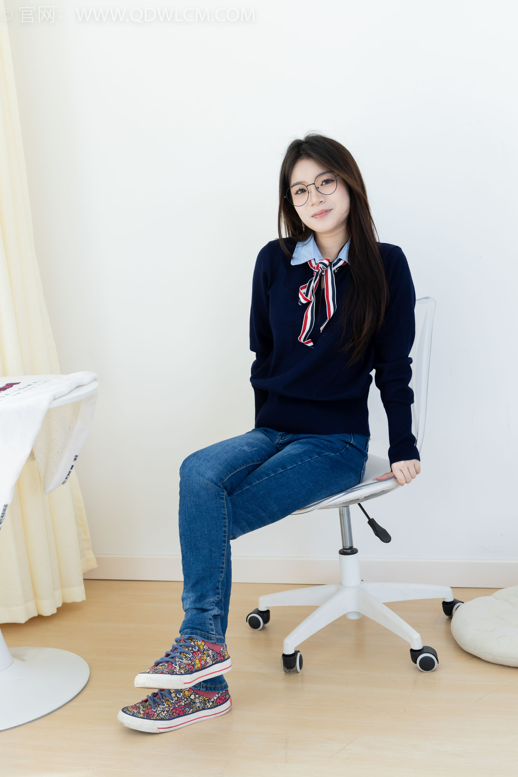 物恋传媒 No.2379 闪闪 - 帆布鞋、白棉袜、厚白丝小腿袜、裸足/(160P)