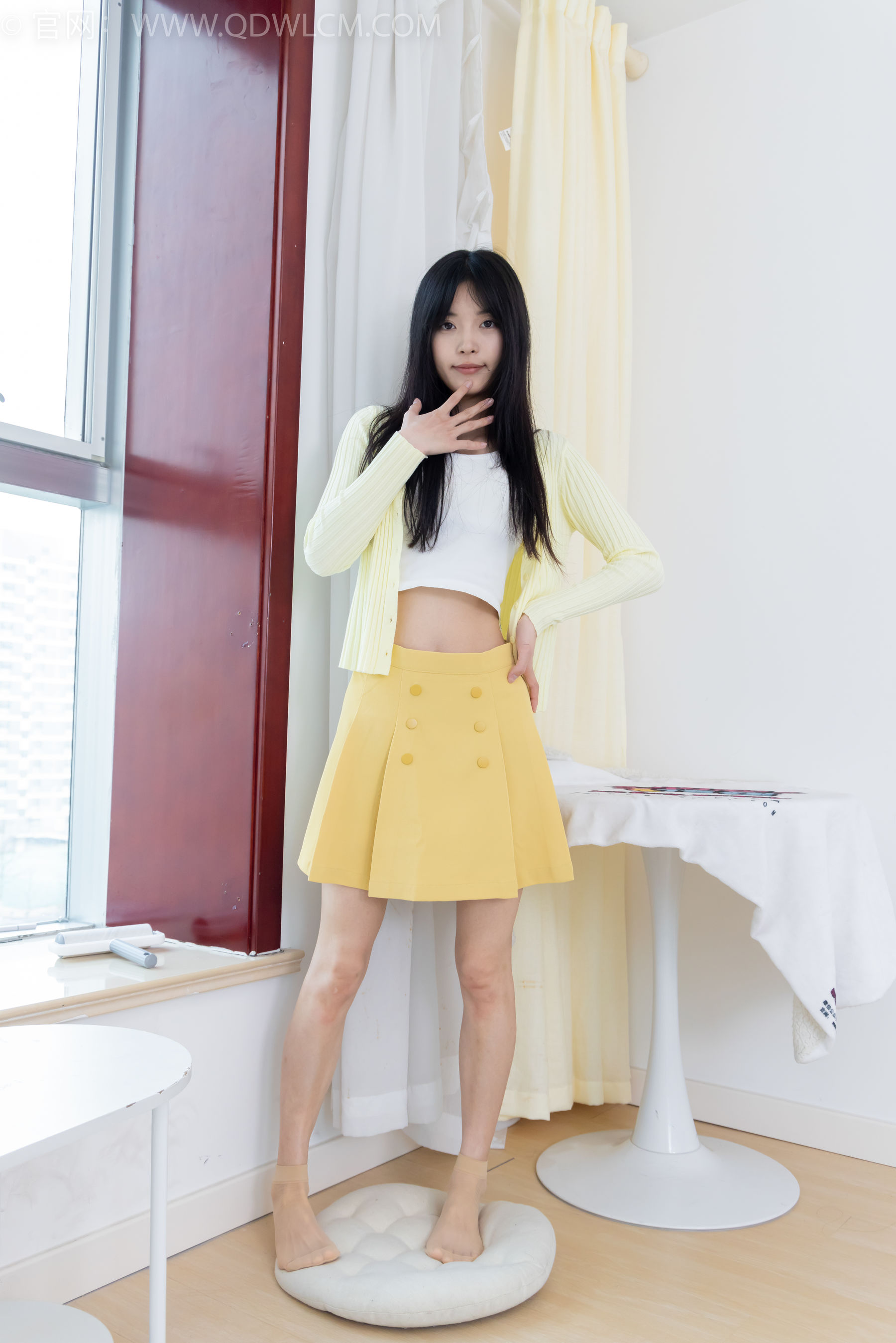 物恋传媒 No.2381 茯苓 - 板鞋、短肉丝、裸足/(195P)