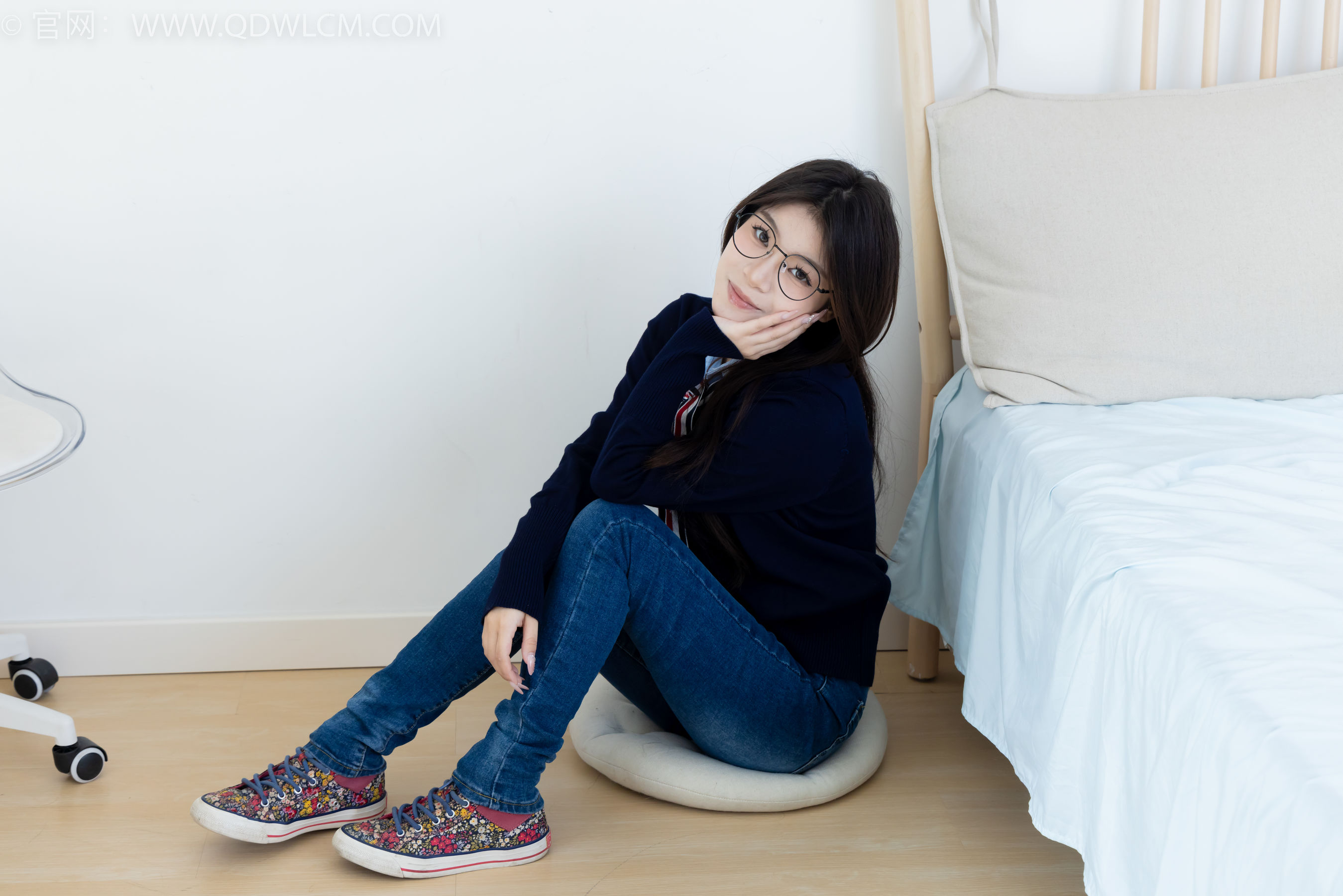 物恋传媒 No.2379 闪闪 - 帆布鞋、白棉袜、厚白丝小腿袜、裸足/(160P)