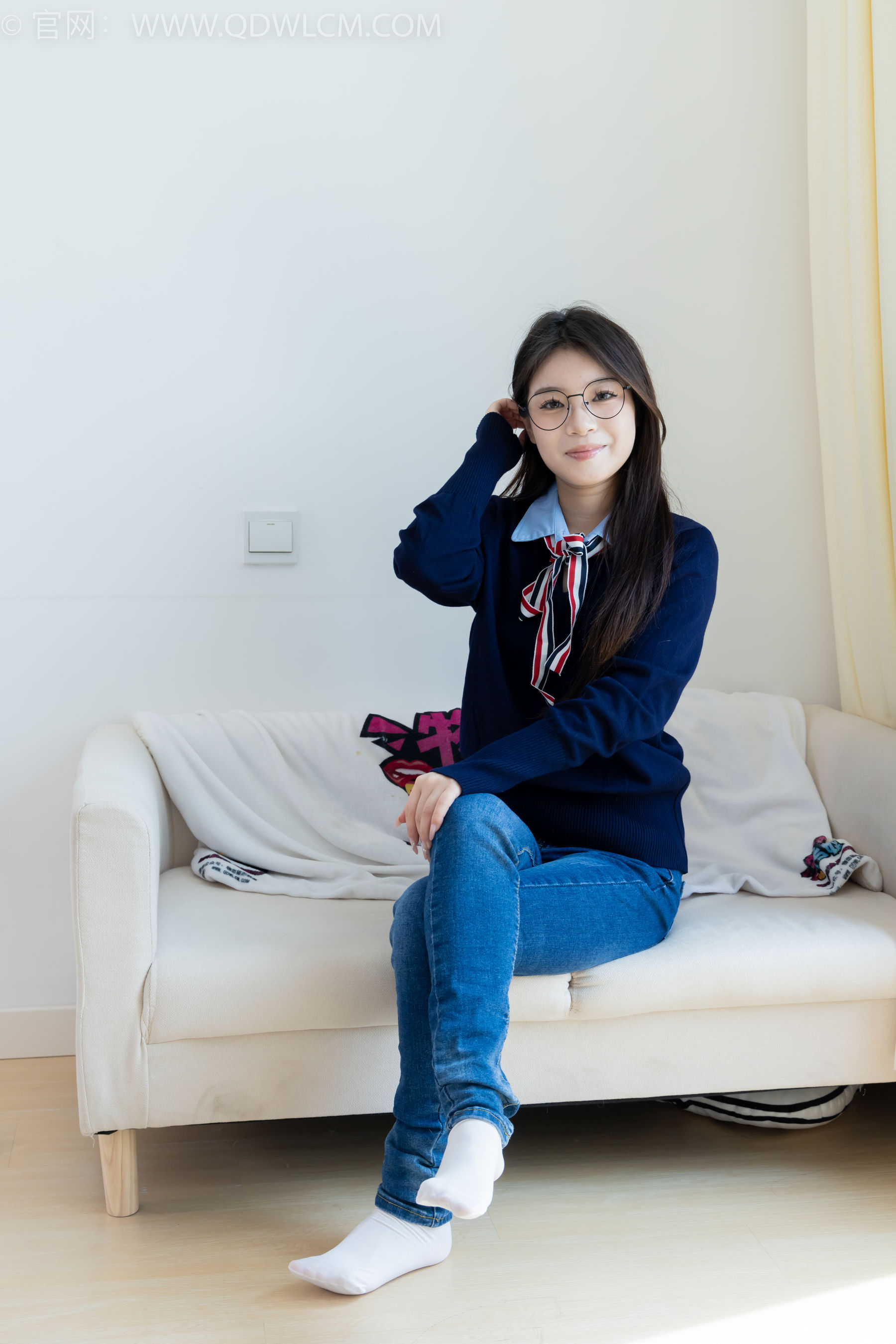 物恋传媒 No.2379 闪闪 - 帆布鞋、白棉袜、厚白丝小腿袜、裸足/(160P)