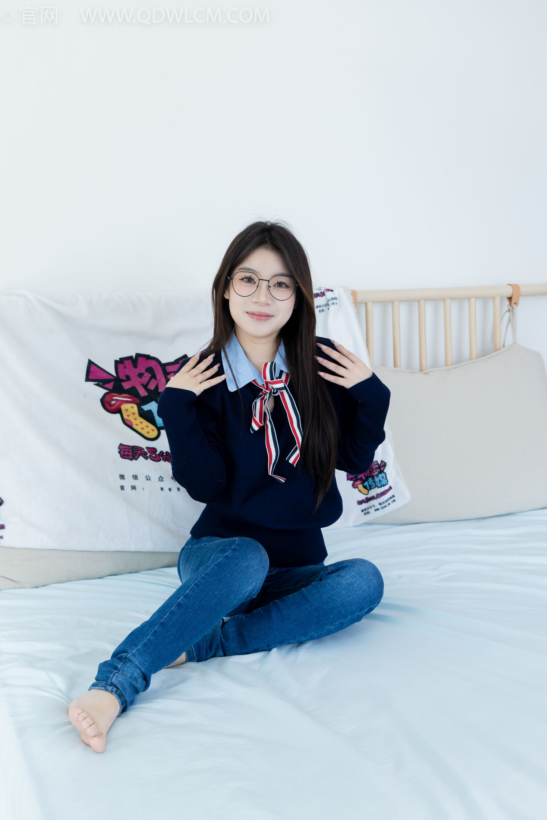 物恋传媒 No.2379 闪闪 - 帆布鞋、白棉袜、厚白丝小腿袜、裸足/(160P)