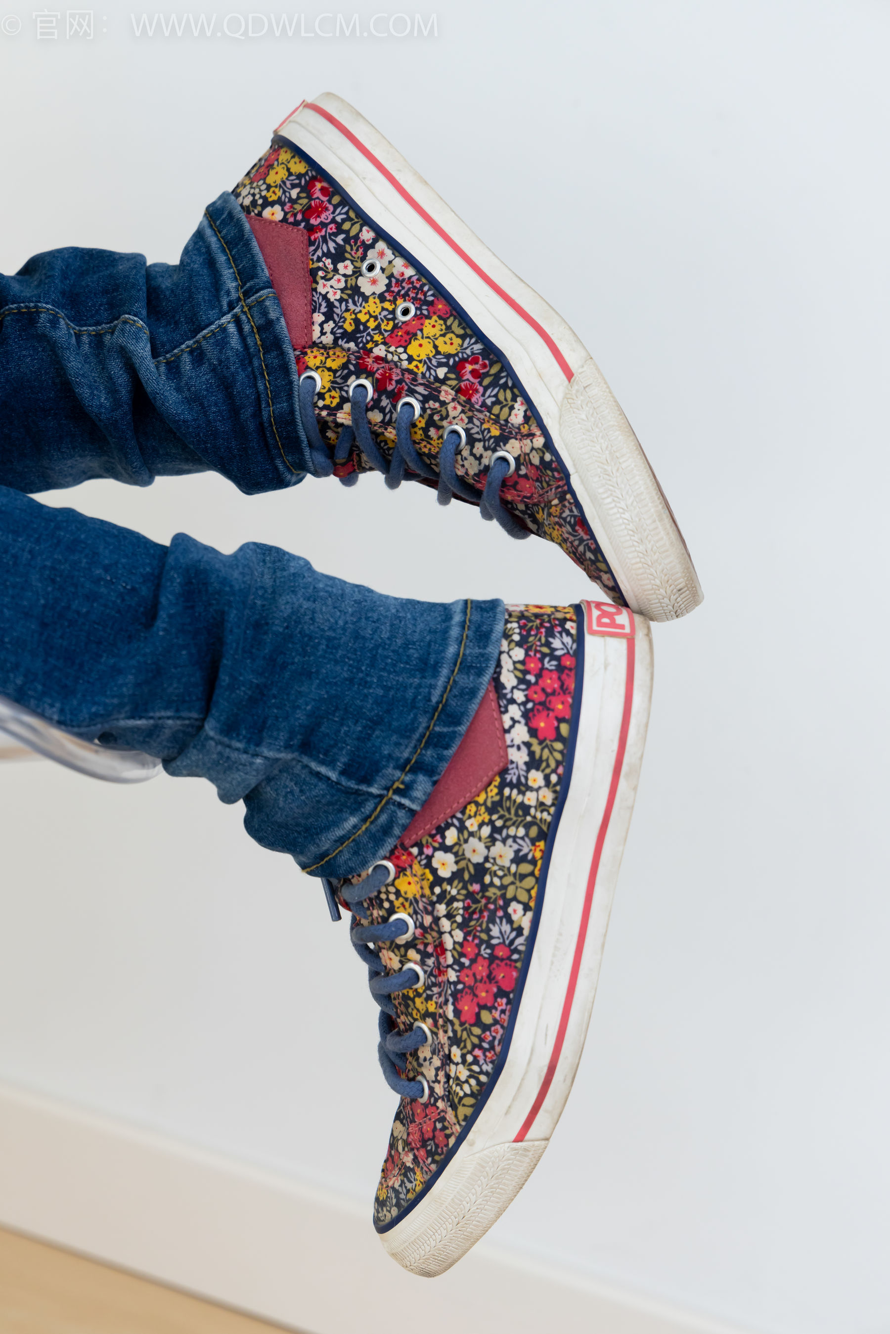 物恋传媒 No.2379 闪闪 - 帆布鞋、白棉袜、厚白丝小腿袜、裸足/(160P)