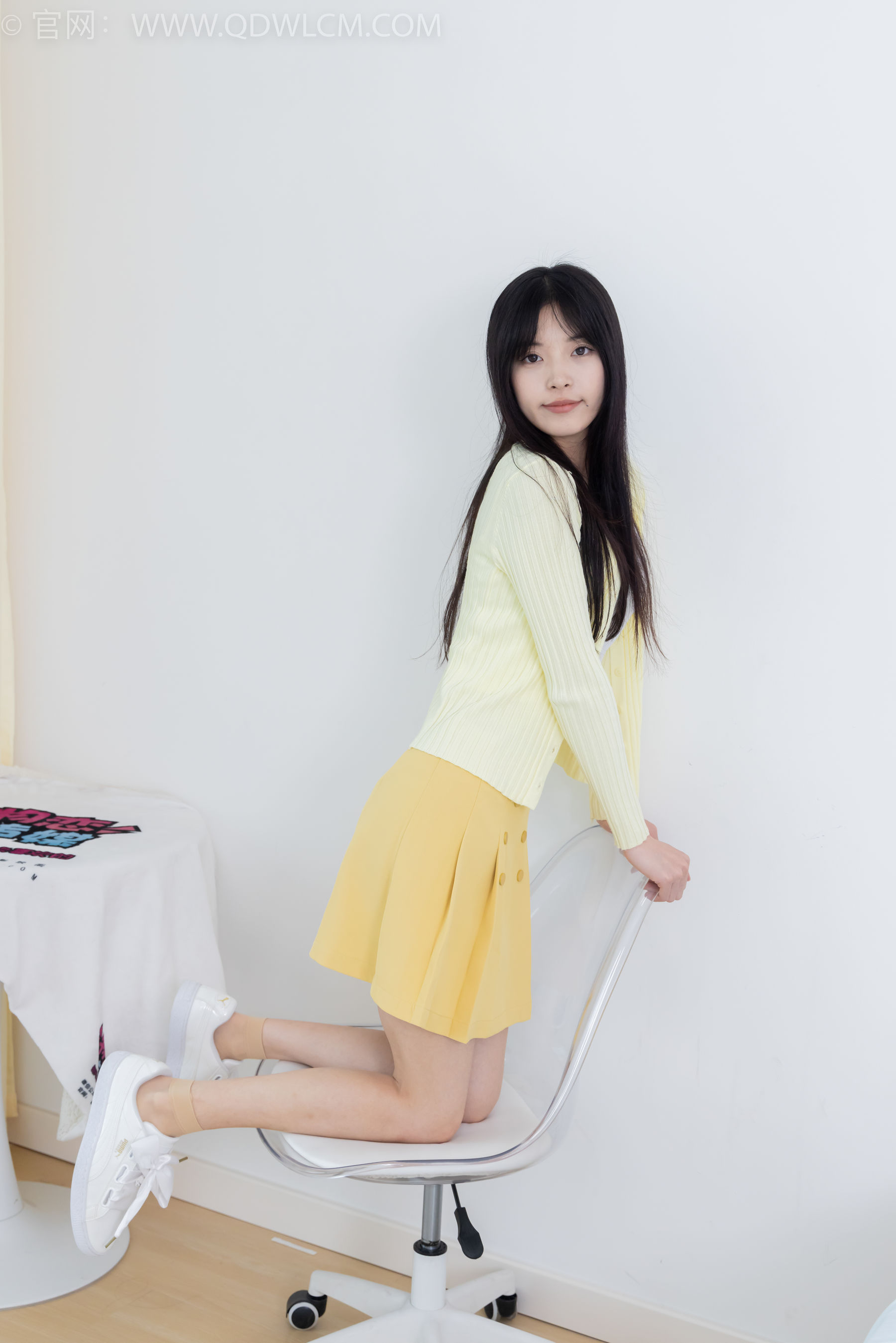 物恋传媒 No.2381 茯苓 - 板鞋、短肉丝、裸足/(195P)