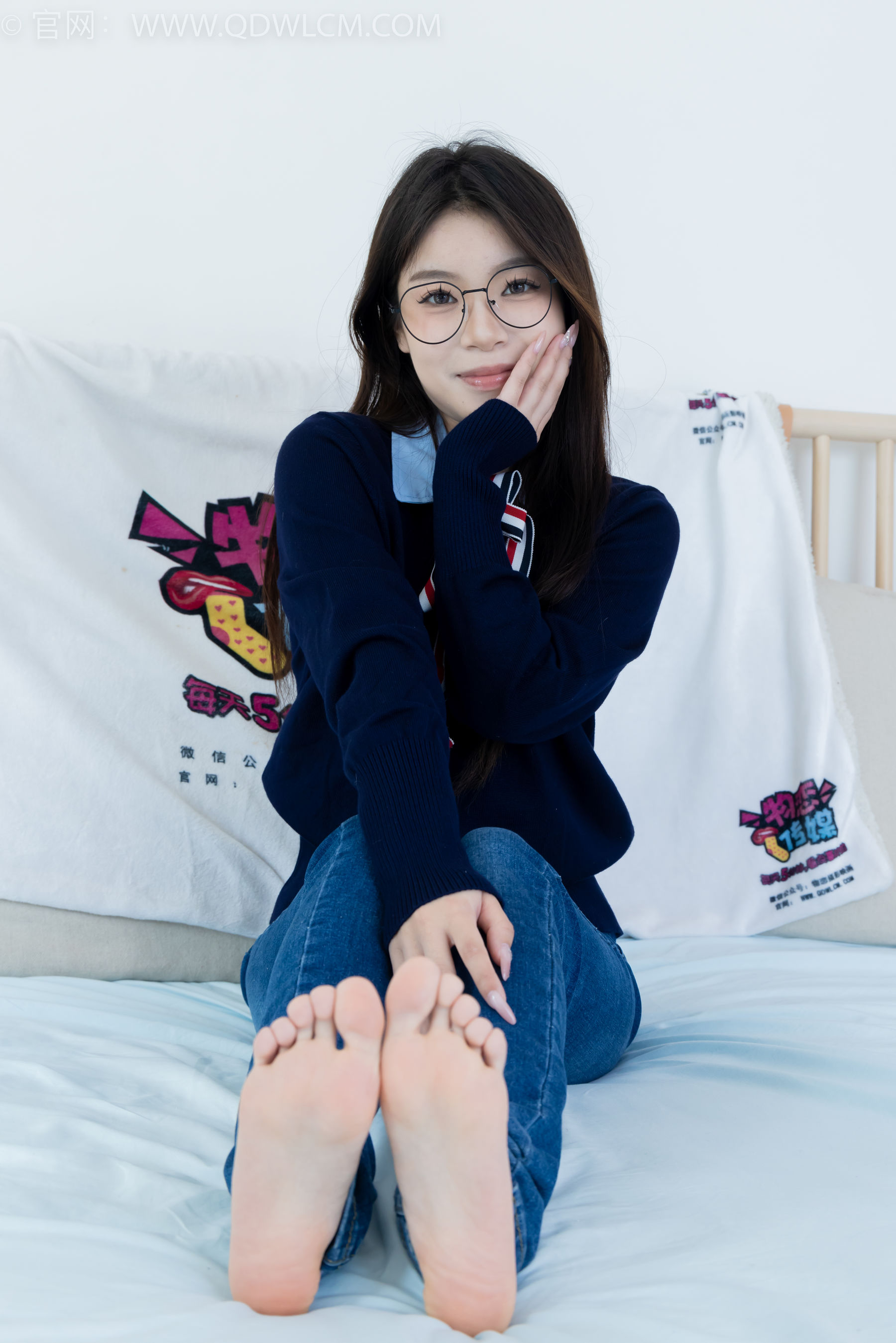 物恋传媒 No.2379 闪闪 - 帆布鞋、白棉袜、厚白丝小腿袜、裸足/(160P)