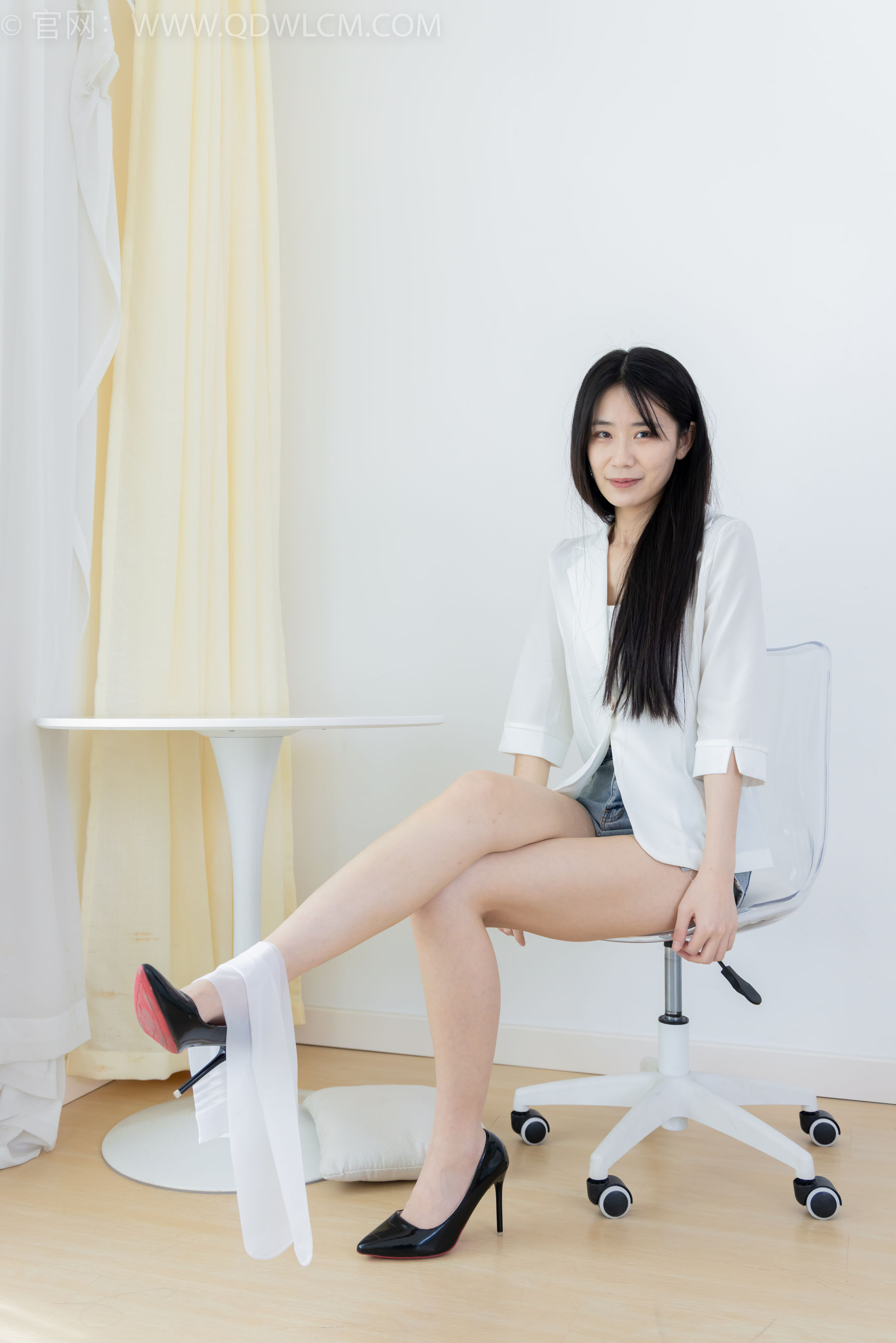 物恋传媒 No.2376 菜菜 - 三双鞋子、过膝白丝、过膝肉丝、过膝黑丝/(155P)