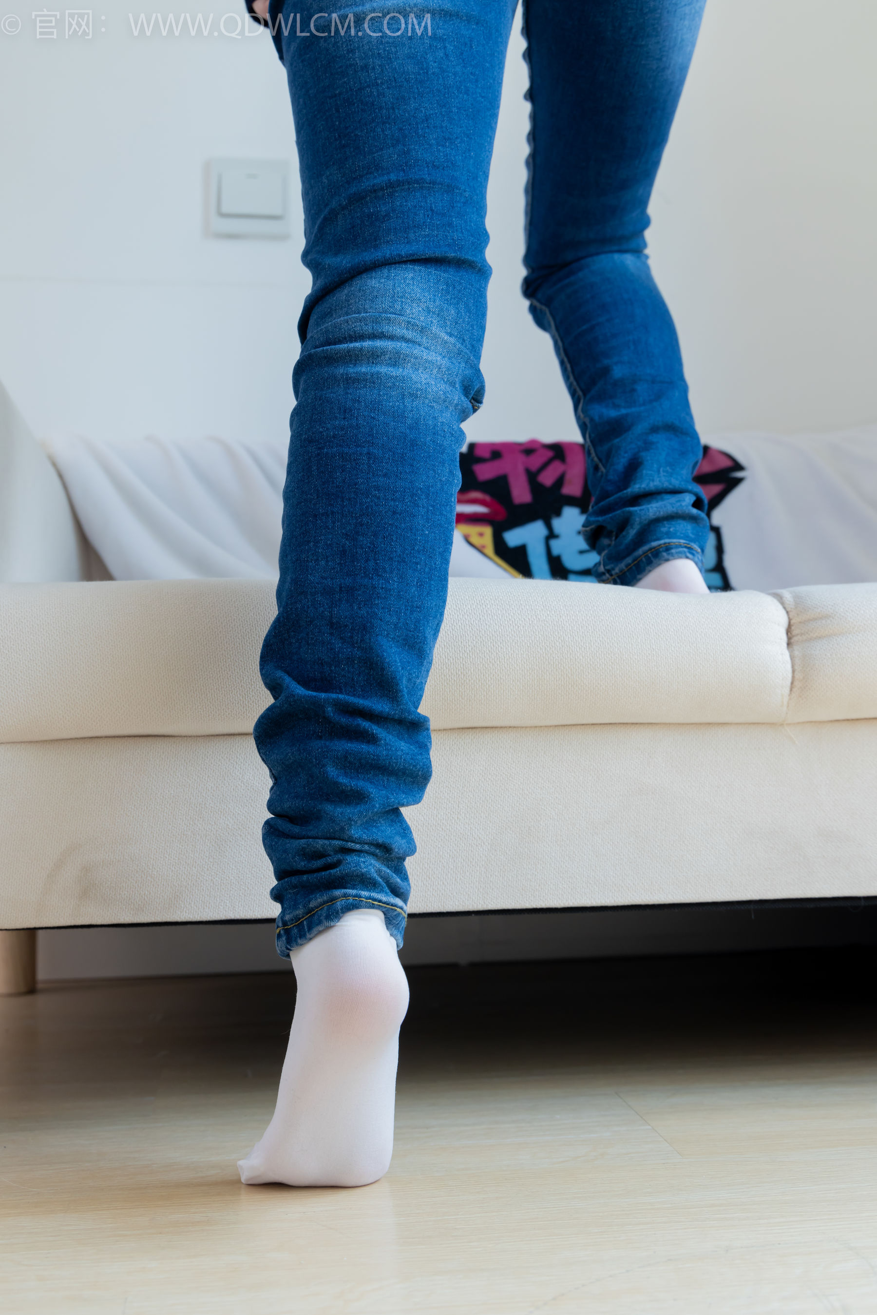 物恋传媒 No.2379 闪闪 - 帆布鞋、白棉袜、厚白丝小腿袜、裸足/(160P)