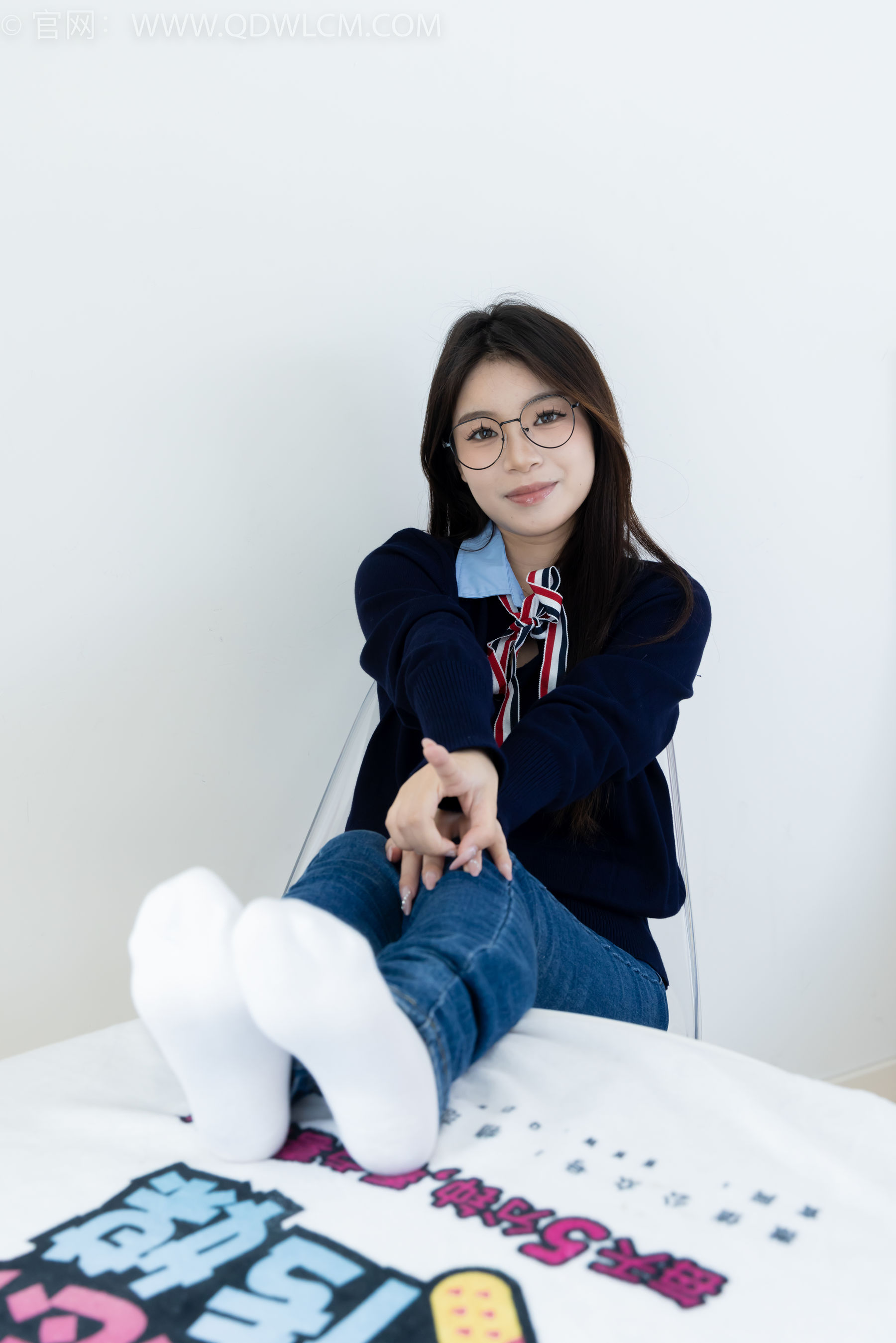 物恋传媒 No.2379 闪闪 - 帆布鞋、白棉袜、厚白丝小腿袜、裸足/(160P)