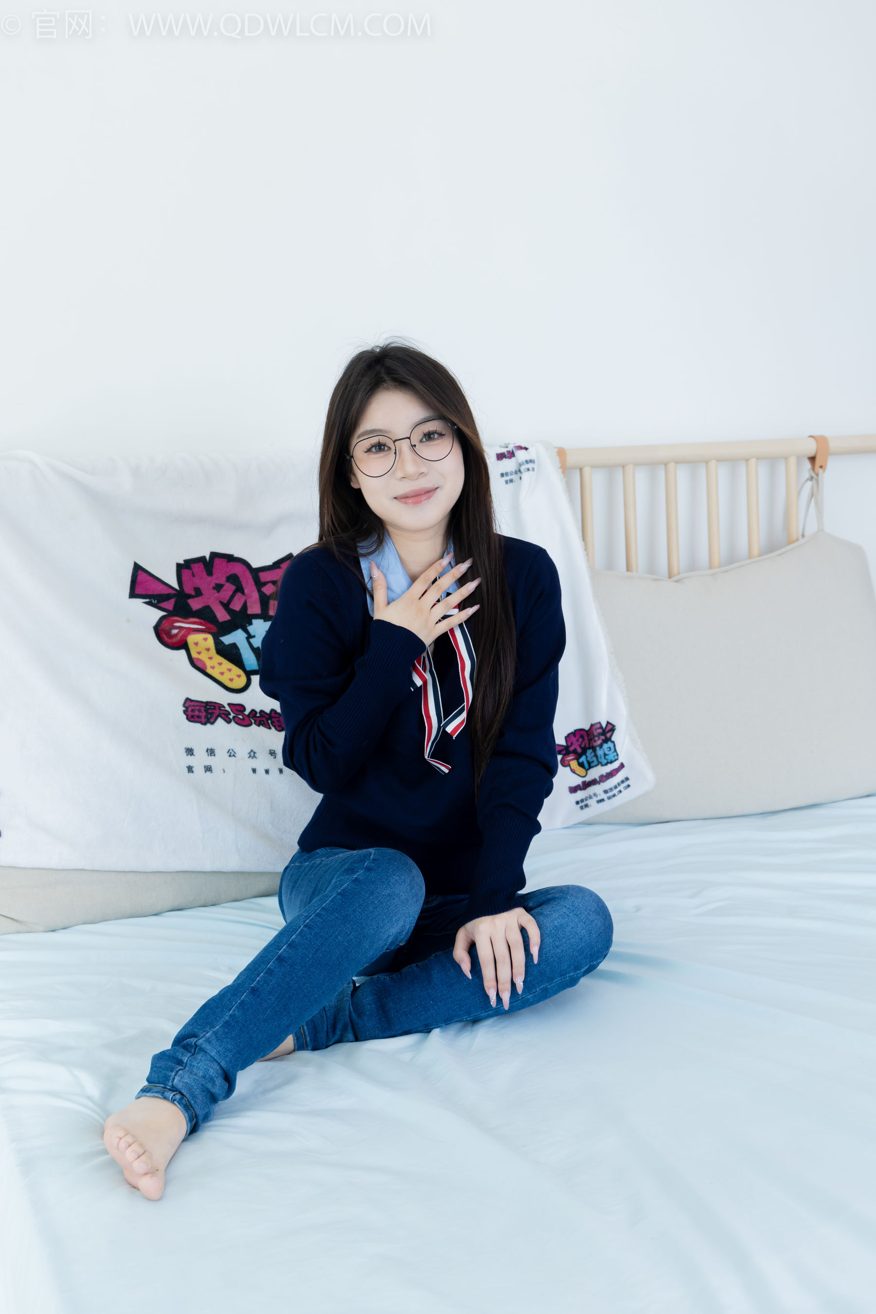 物恋传媒 No.2379 闪闪 - 帆布鞋、白棉袜、厚白丝小腿袜、裸足/(160P)