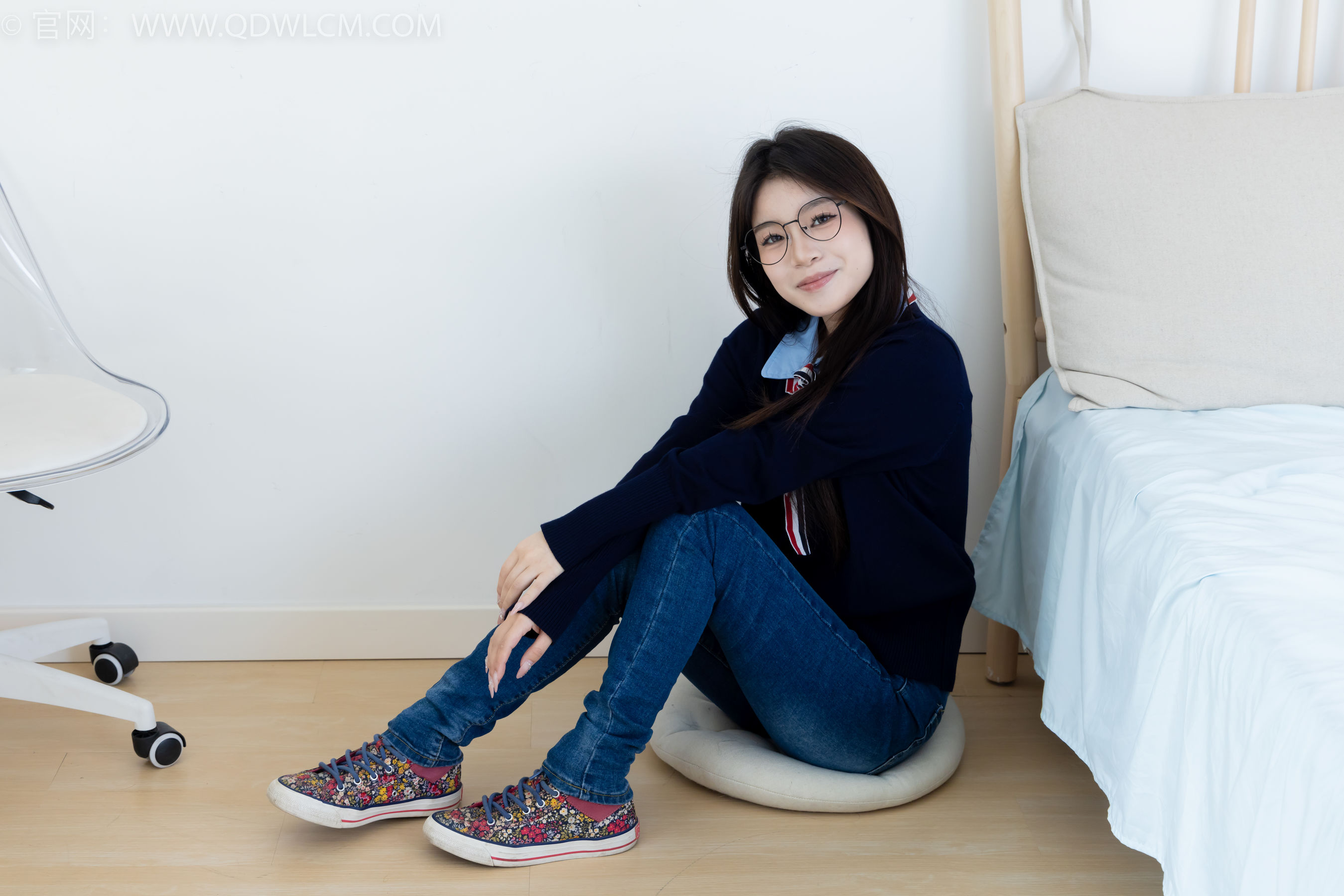 物恋传媒 No.2379 闪闪 - 帆布鞋、白棉袜、厚白丝小腿袜、裸足/(160P)