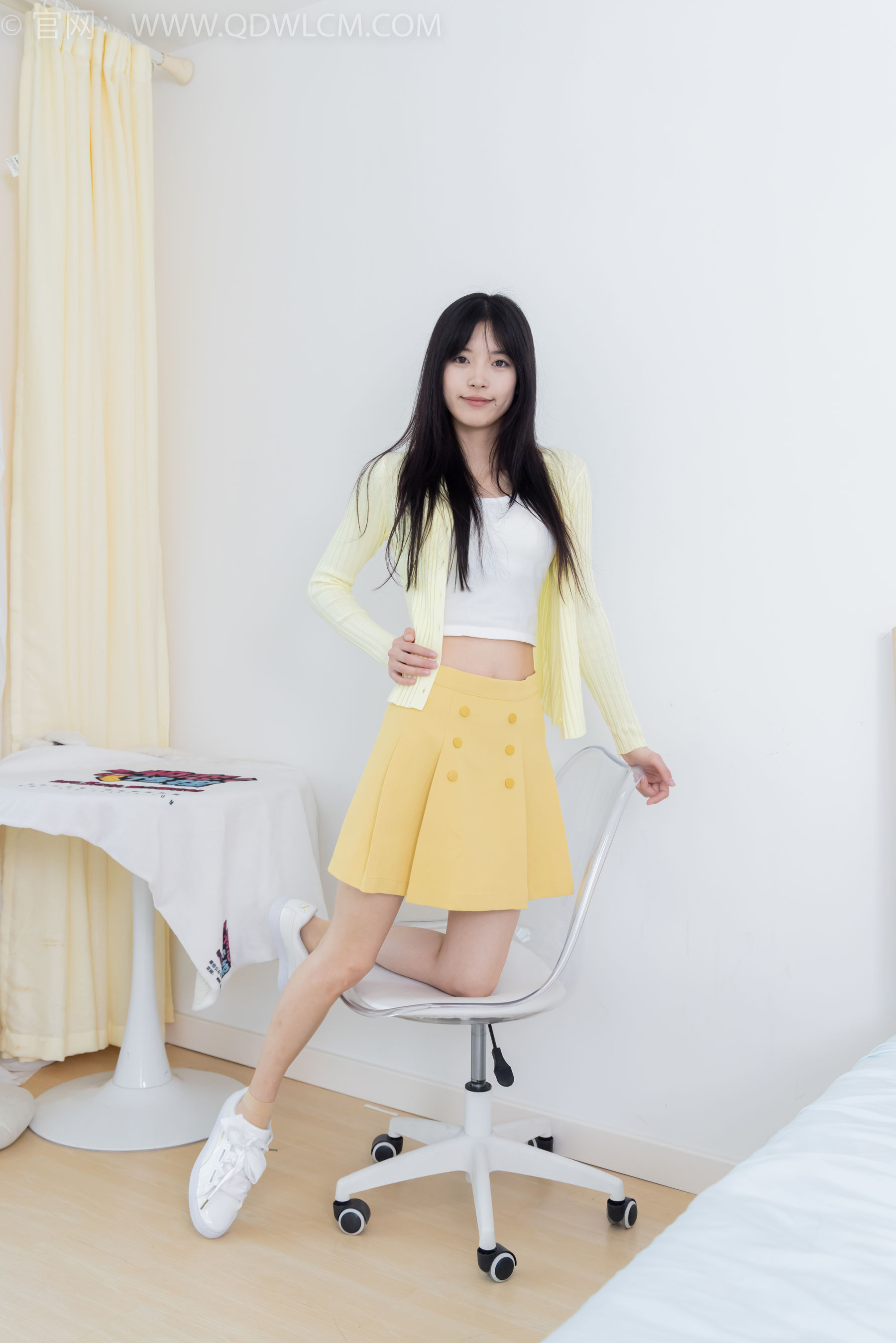 物恋传媒 No.2381 茯苓 - 板鞋、短肉丝、裸足/(195P)