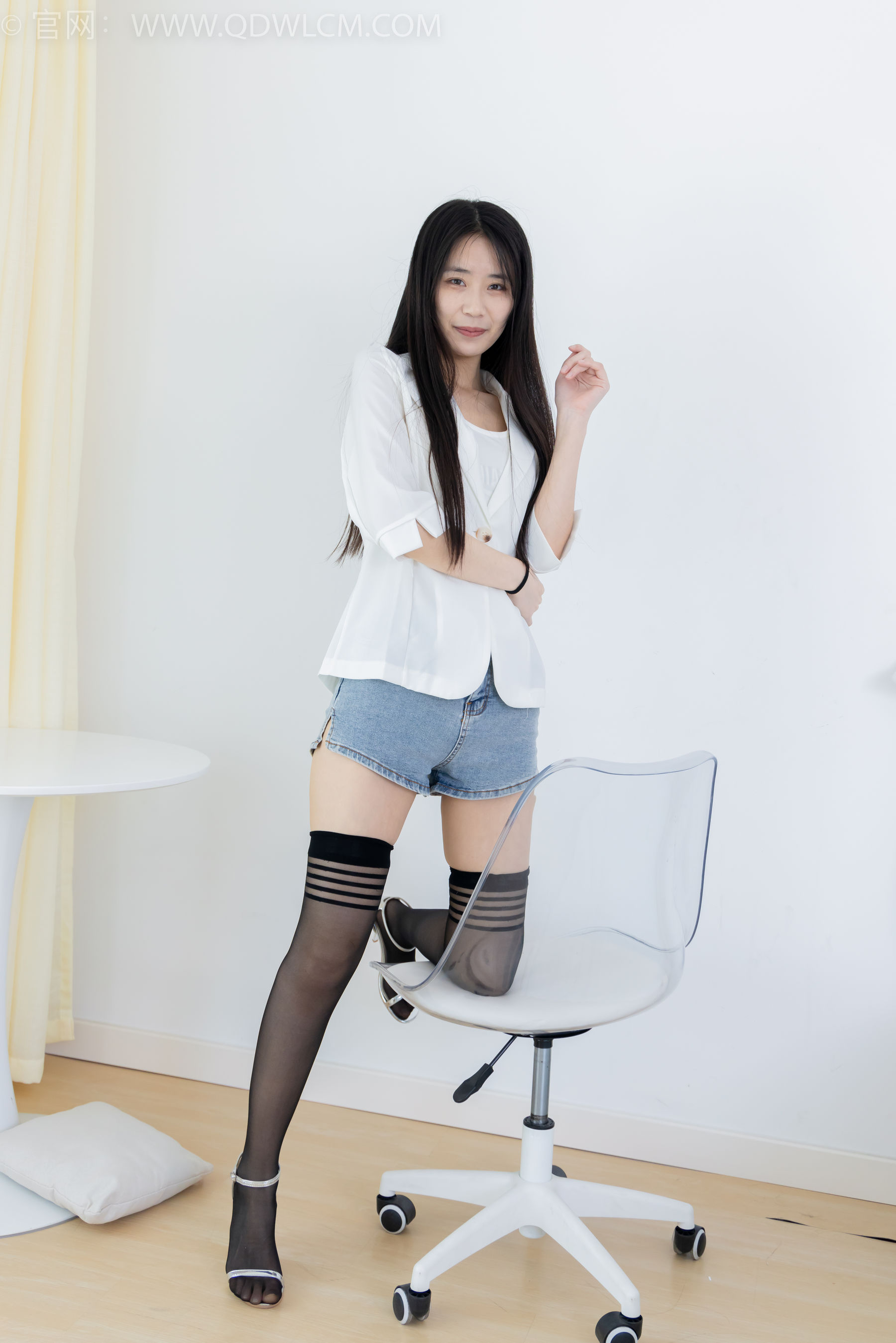 物恋传媒 No.2376 菜菜 - 三双鞋子、过膝白丝、过膝肉丝、过膝黑丝/(155P)