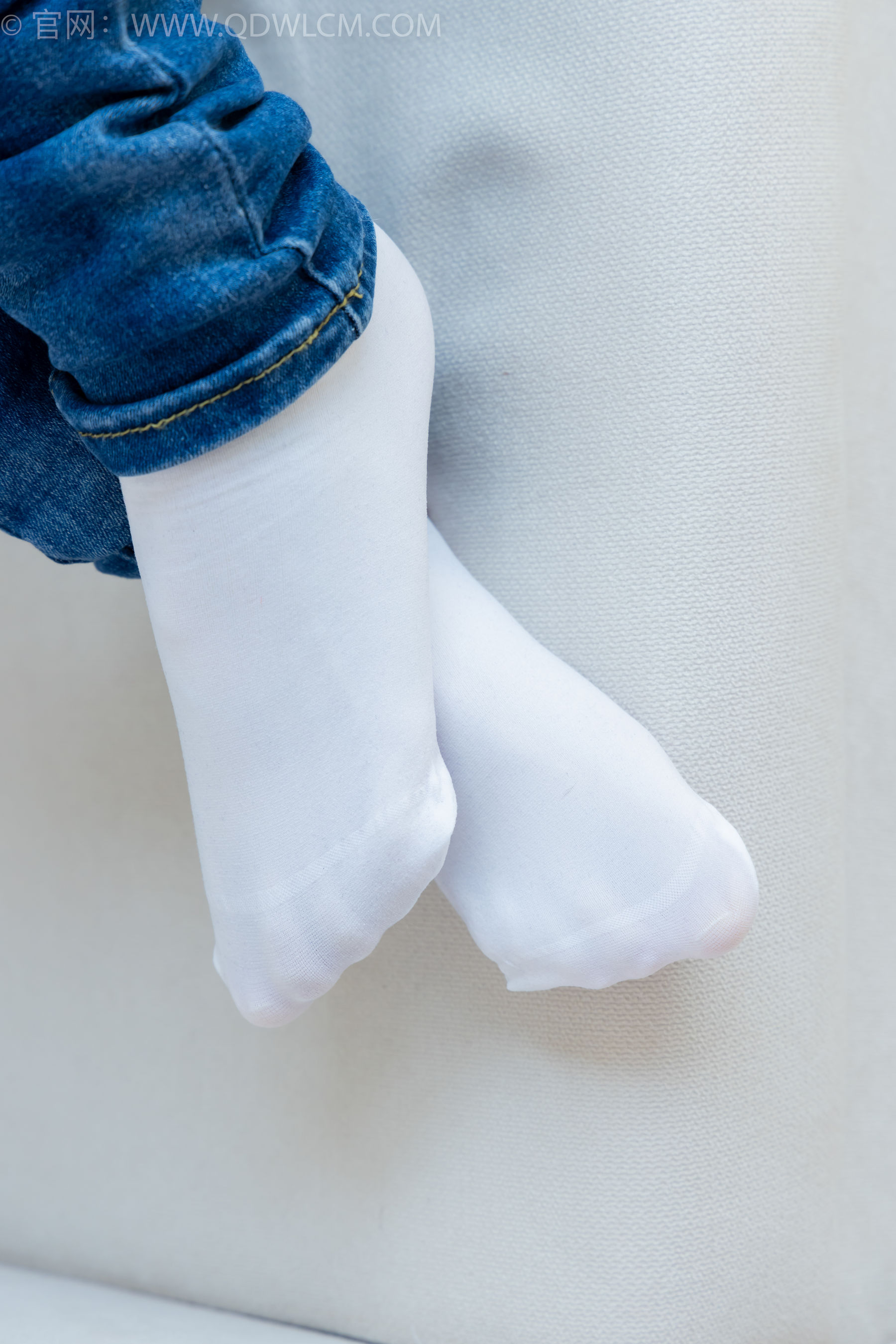 物恋传媒 No.2379 闪闪 - 帆布鞋、白棉袜、厚白丝小腿袜、裸足/(160P)