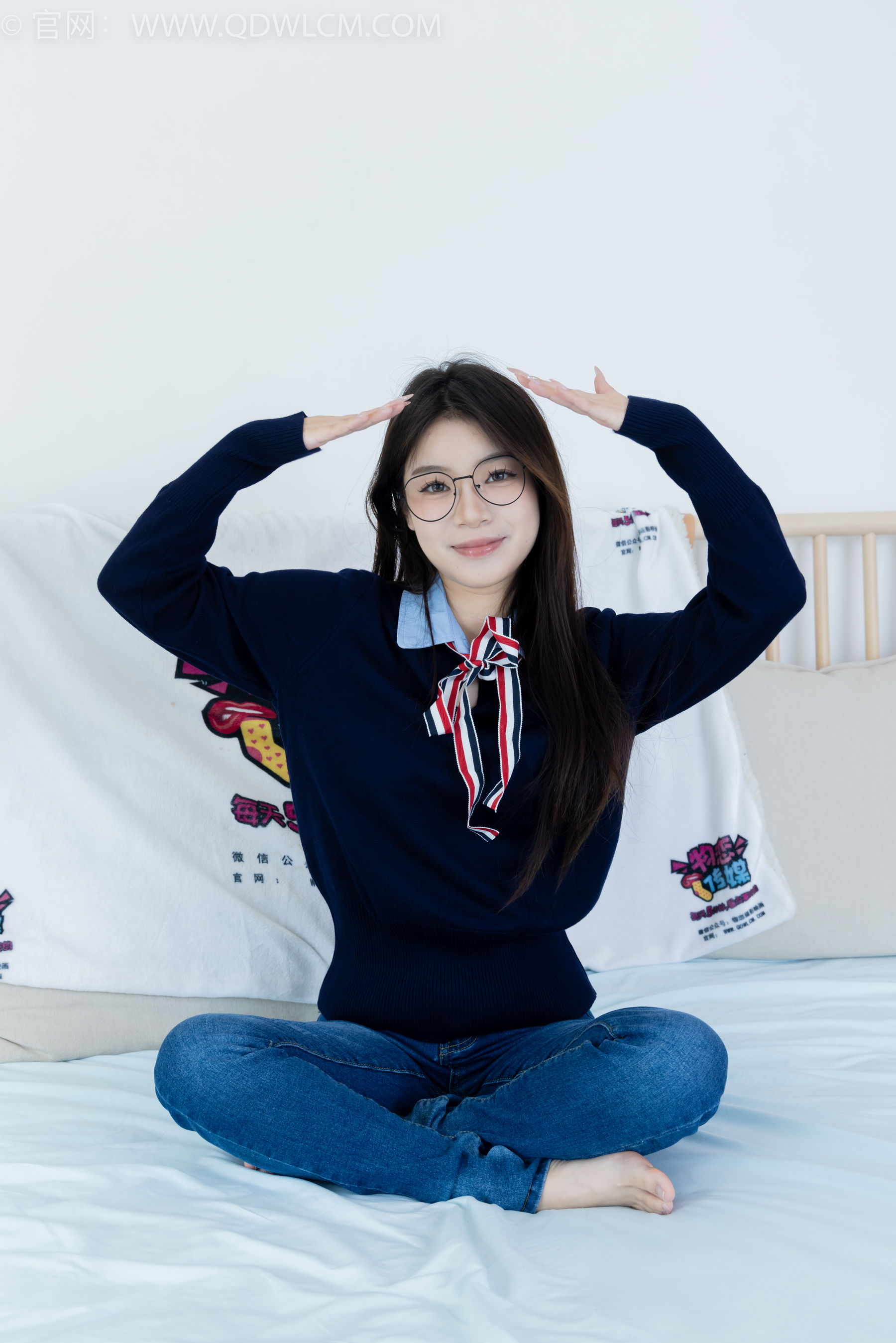 物恋传媒 No.2379 闪闪 - 帆布鞋、白棉袜、厚白丝小腿袜、裸足/(160P)