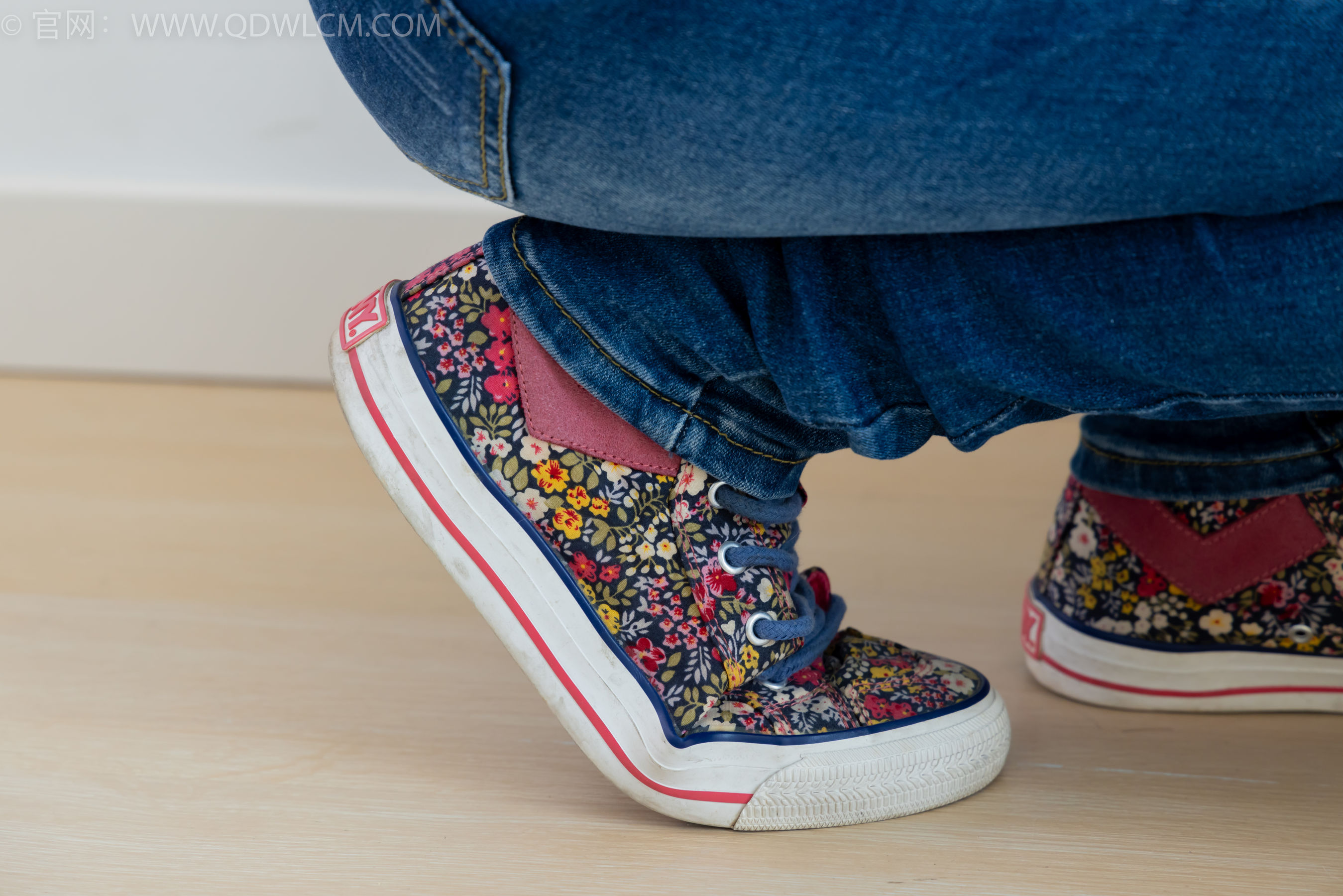 物恋传媒 No.2379 闪闪 - 帆布鞋、白棉袜、厚白丝小腿袜、裸足/(160P)