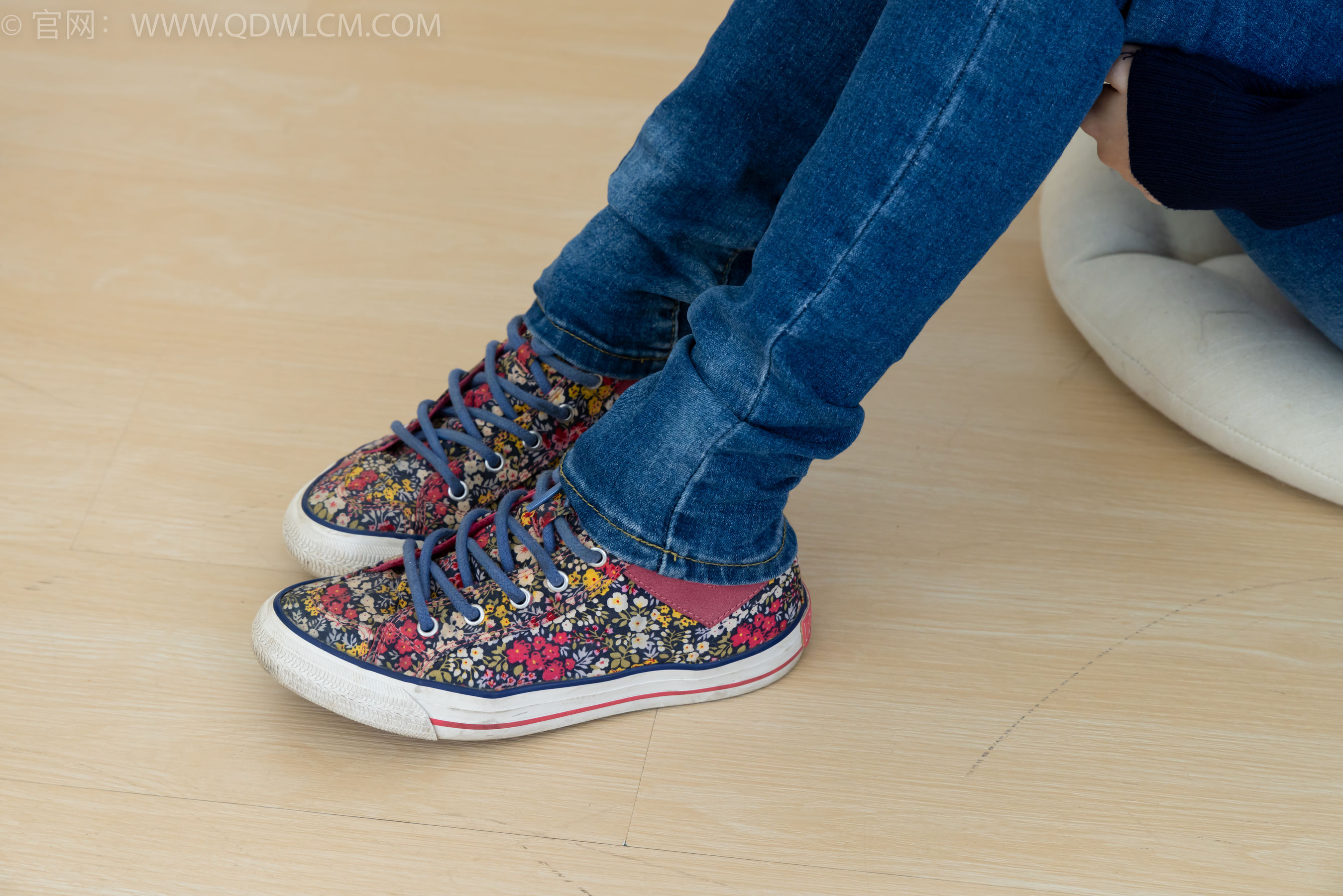 物恋传媒 No.2379 闪闪 - 帆布鞋、白棉袜、厚白丝小腿袜、裸足/(160P)