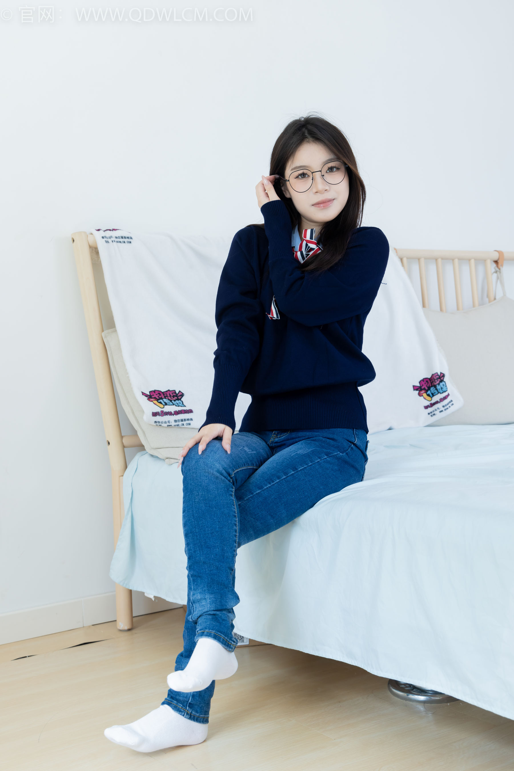 物恋传媒 No.2379 闪闪 - 帆布鞋、白棉袜、厚白丝小腿袜、裸足/(160P)