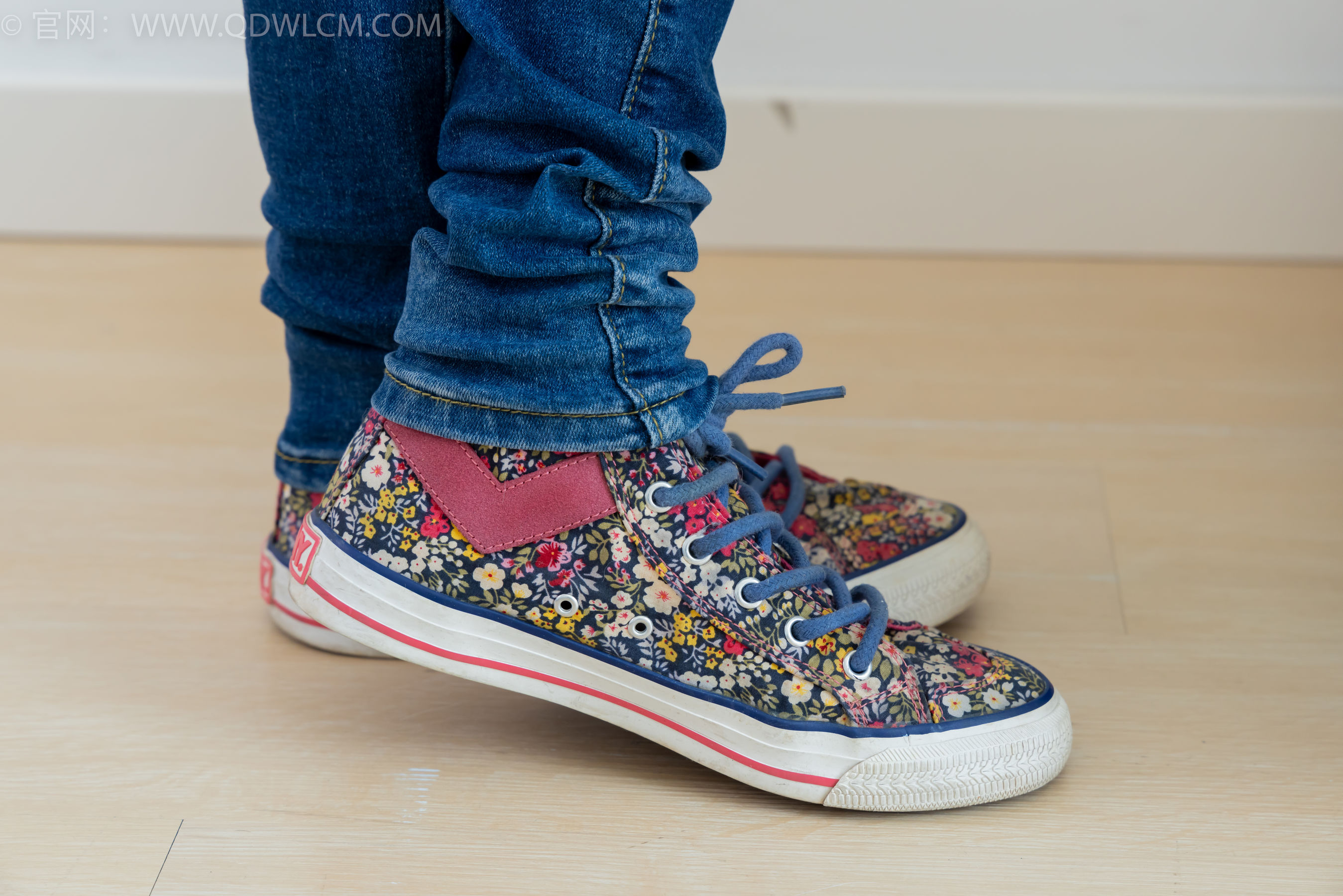 物恋传媒 No.2379 闪闪 - 帆布鞋、白棉袜、厚白丝小腿袜、裸足/(160P)