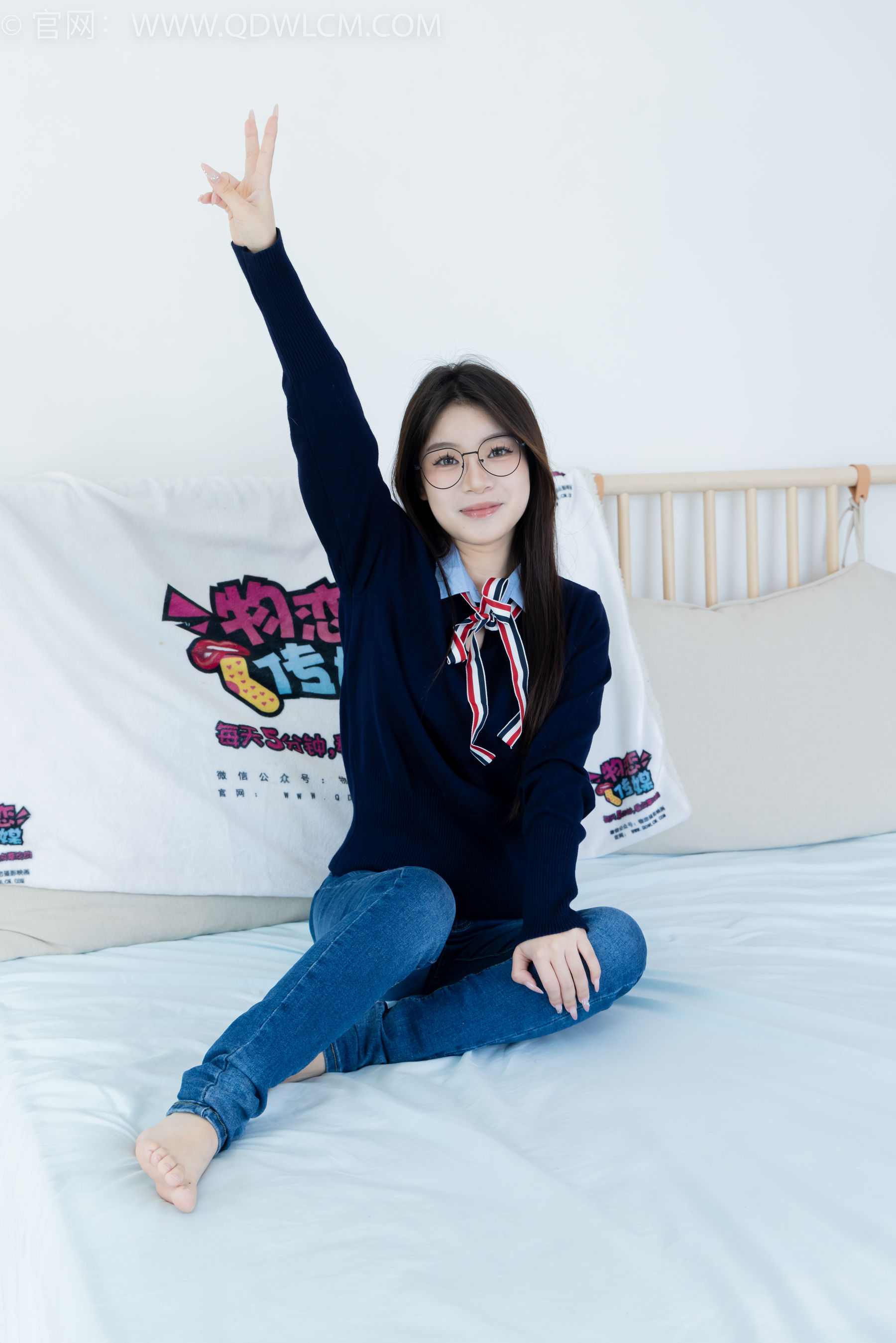 物恋传媒 No.2379 闪闪 - 帆布鞋、白棉袜、厚白丝小腿袜、裸足/(160P)