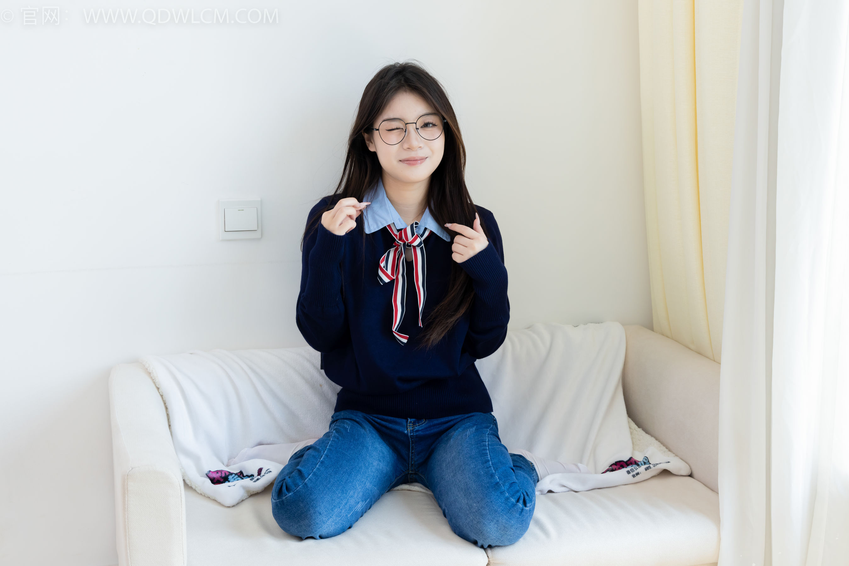 物恋传媒 No.2379 闪闪 - 帆布鞋、白棉袜、厚白丝小腿袜、裸足/(160P)