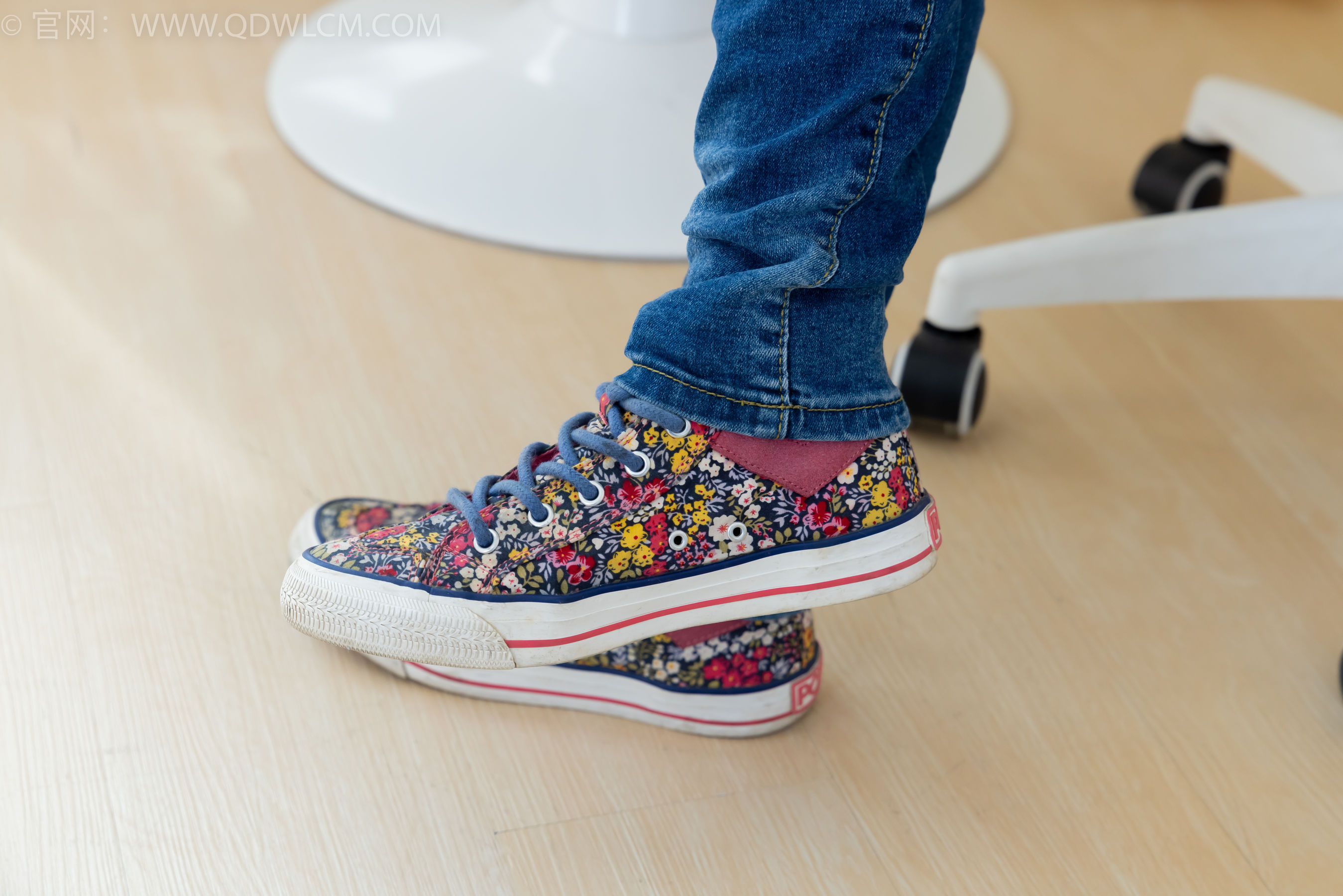 物恋传媒 No.2379 闪闪 - 帆布鞋、白棉袜、厚白丝小腿袜、裸足/(160P)